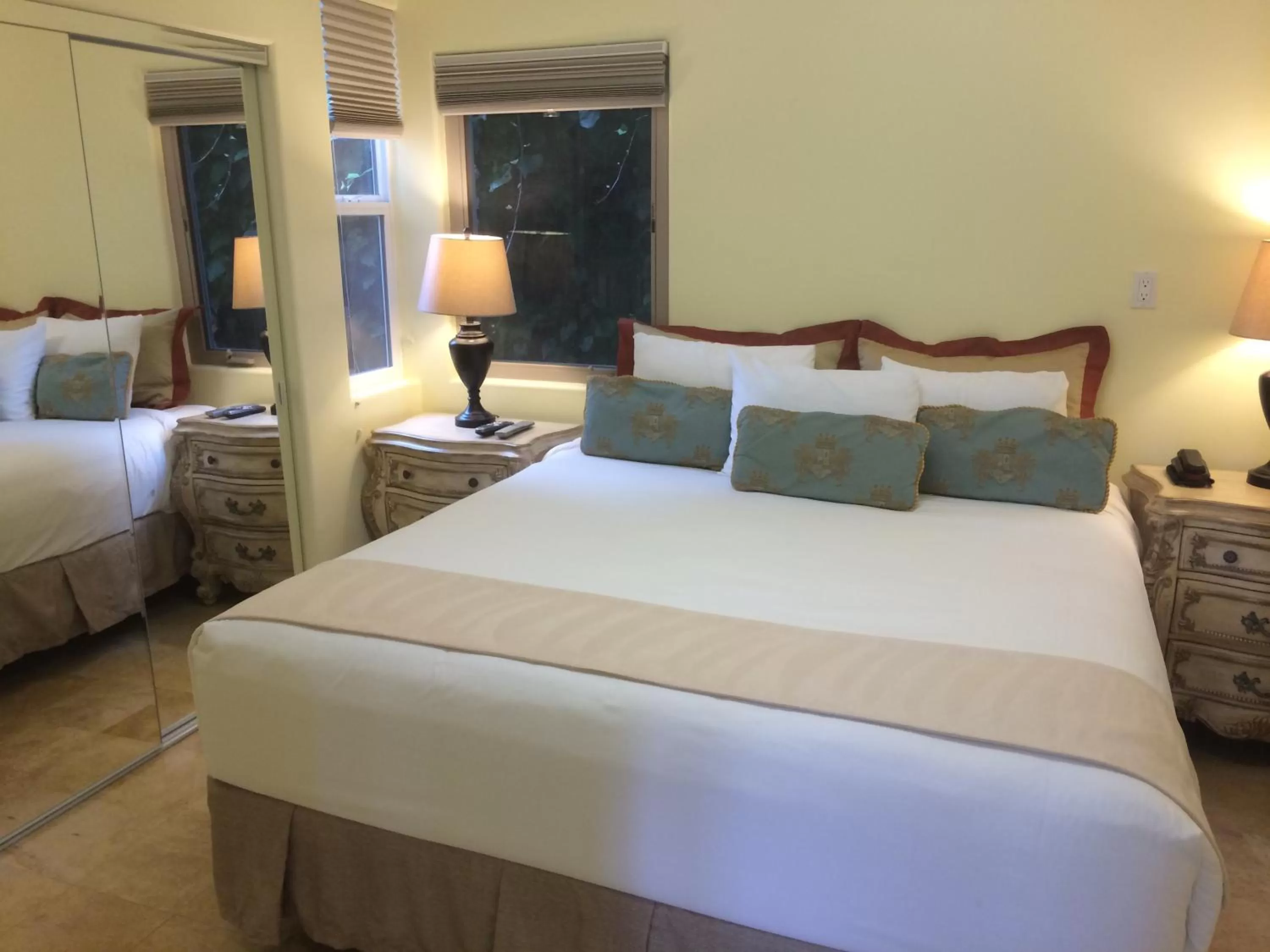 King Suite in The Vendange Carmel Inn & Suites