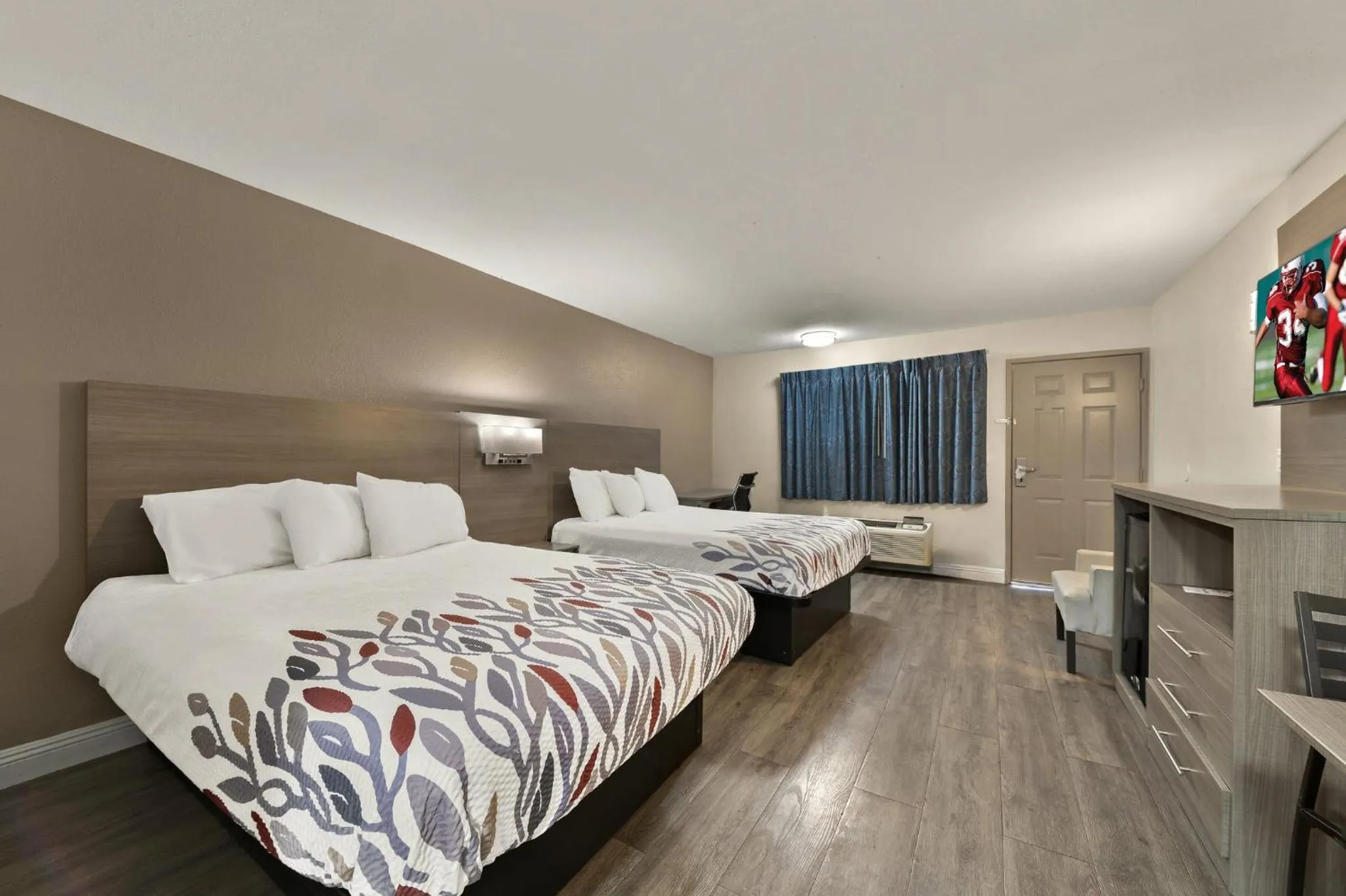 Bedroom, Bed in Red Roof Inn Los Angeles - Bellflower