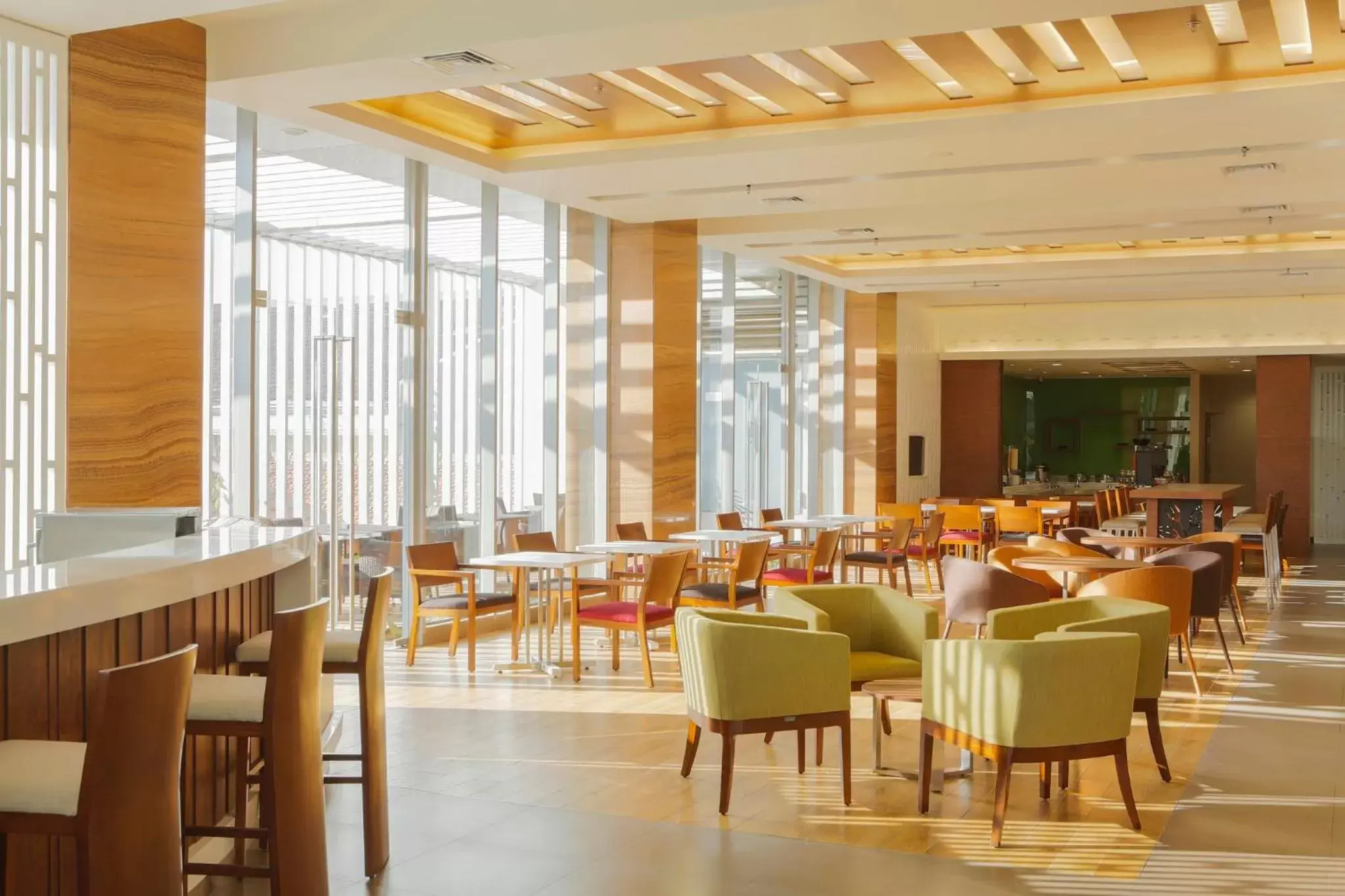 Lobby or reception, Restaurant/Places to Eat in Holiday Inn Express Semarang Simpang Lima, an IHG Hotel