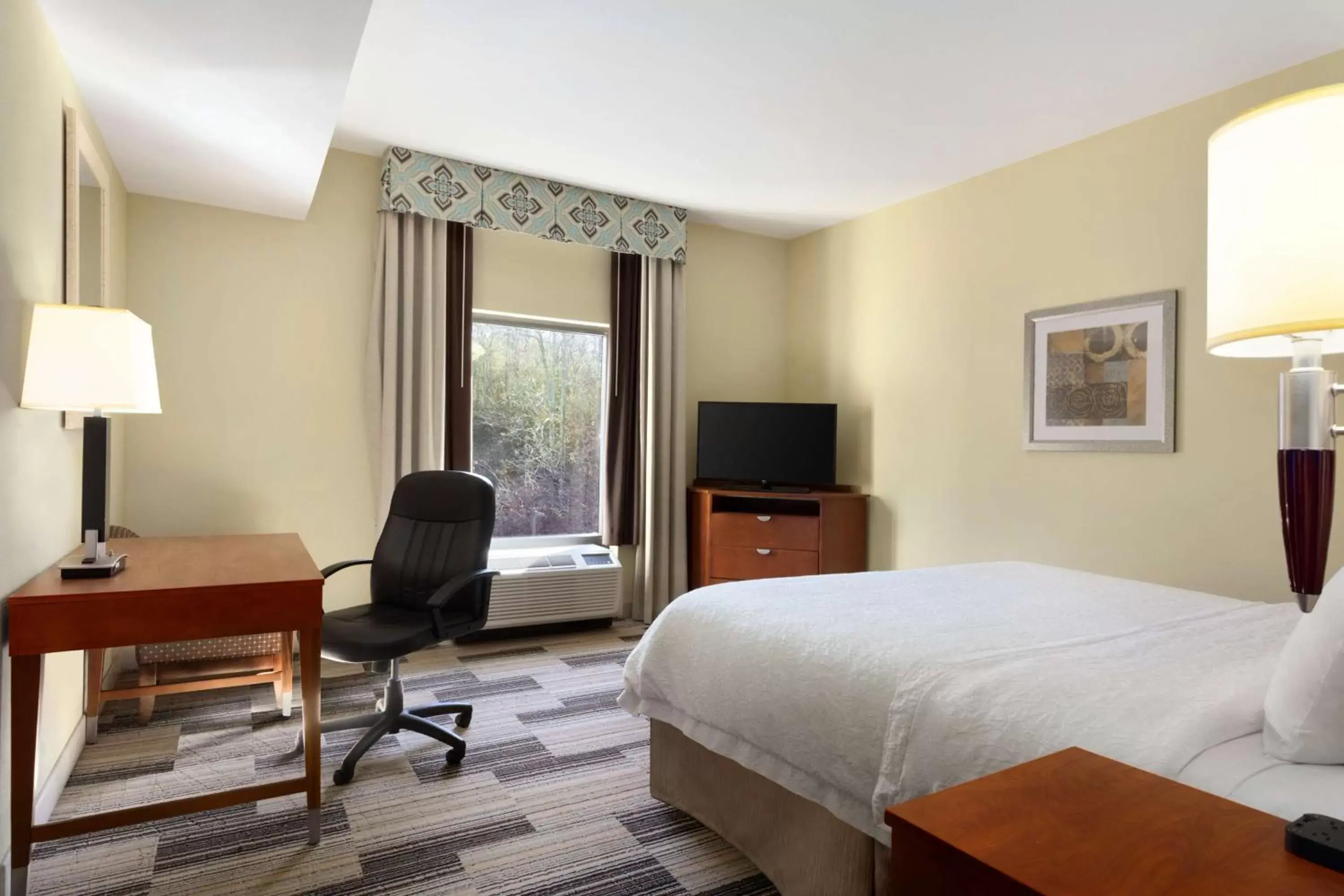 Lobby or reception, Bed in Hampton Inn & Suites Birmingham Airport Area Lobby or reception, Bed in Hampton Inn & Suites Birmingham Airport Area