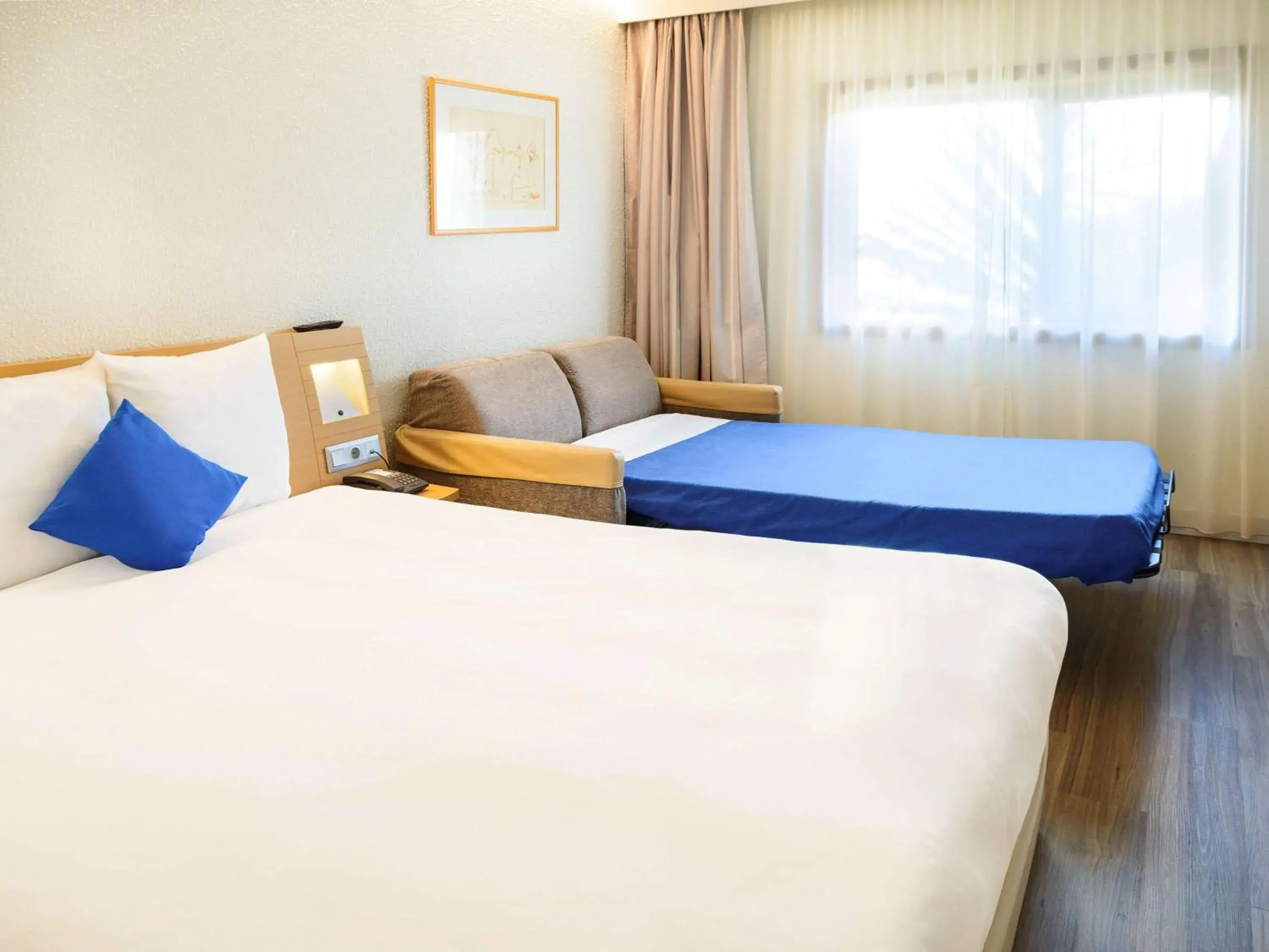 Photo of the whole room, Bed in Novotel Porto Gaia