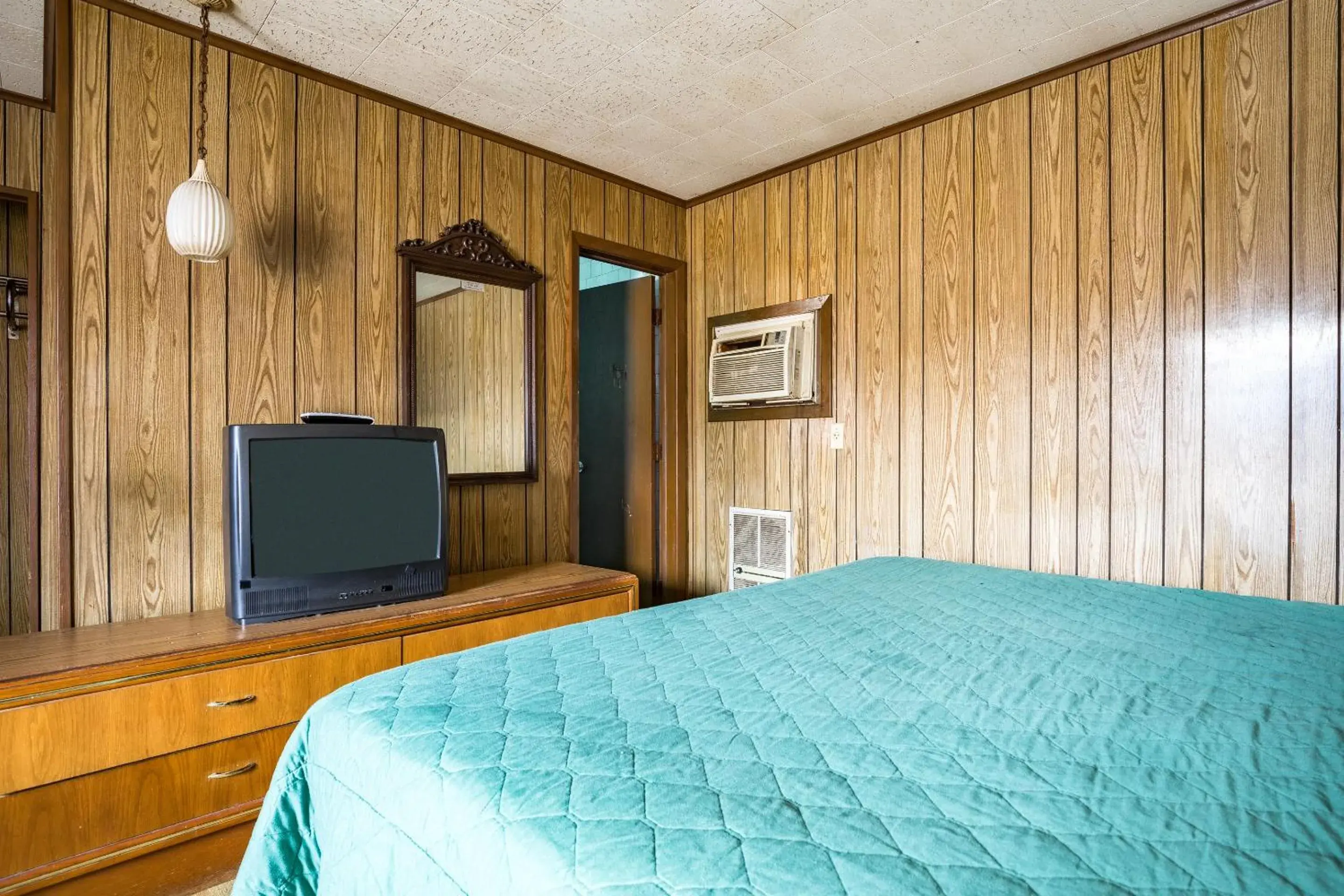 Bedroom, Bed in OYO Hotel Holly Springs MS