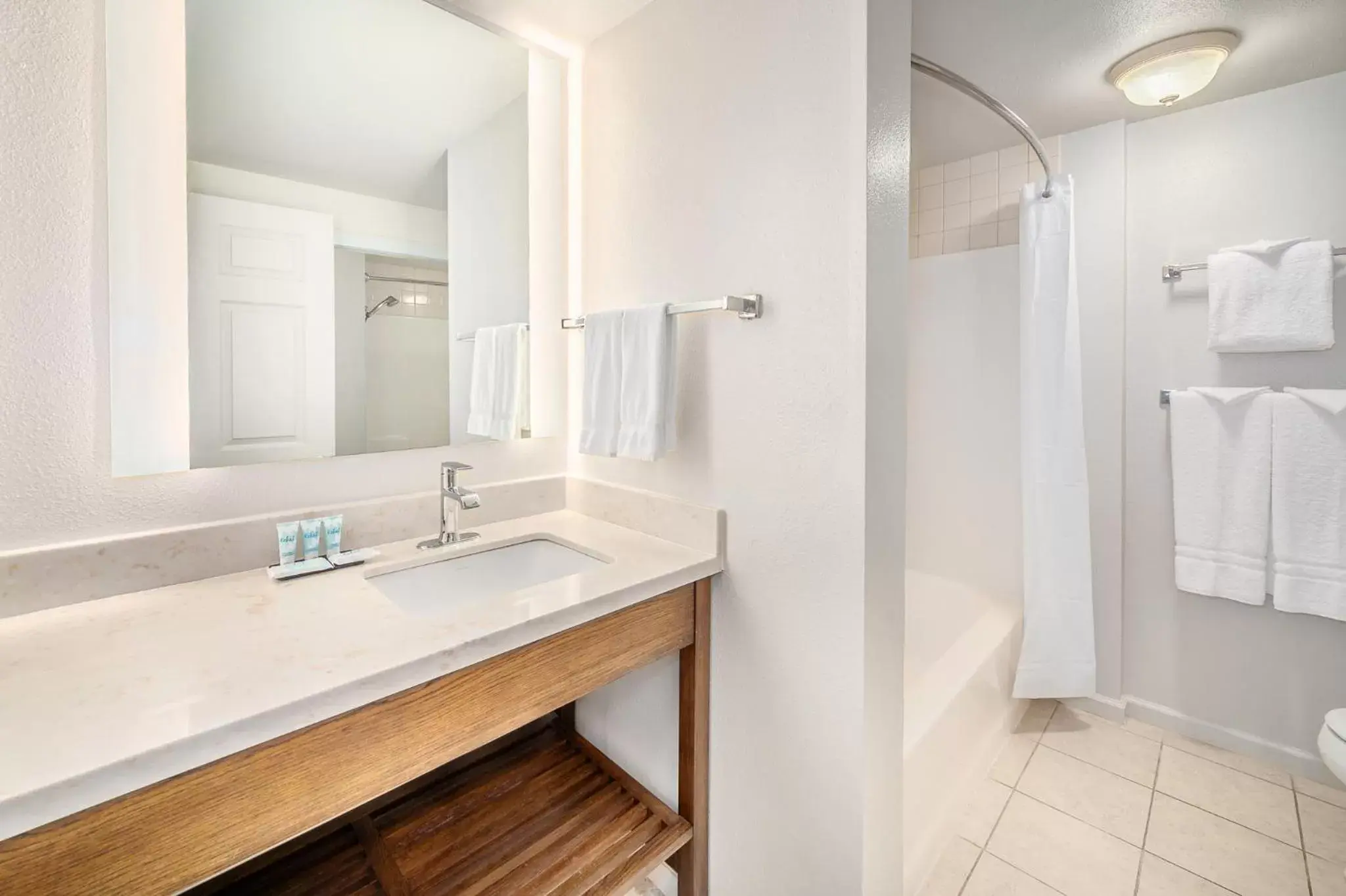 Shower, Bathroom in Maui Beach Hotel