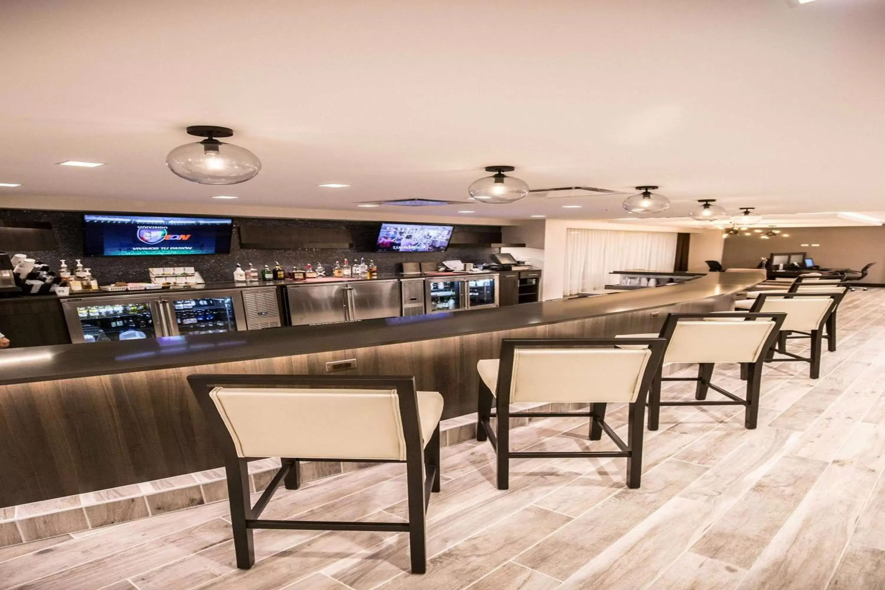 Lounge or bar in Wyndham Chicago O'Hare Lounge or bar in Wyndham Chicago O'Hare