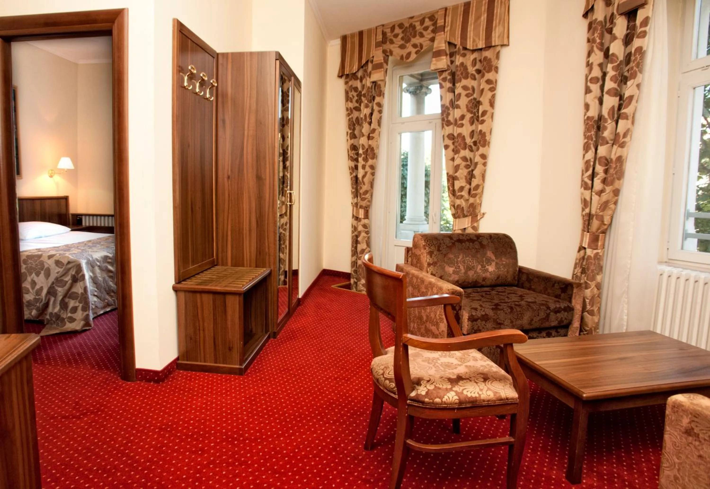 Living room, Bed in Hotel Continental