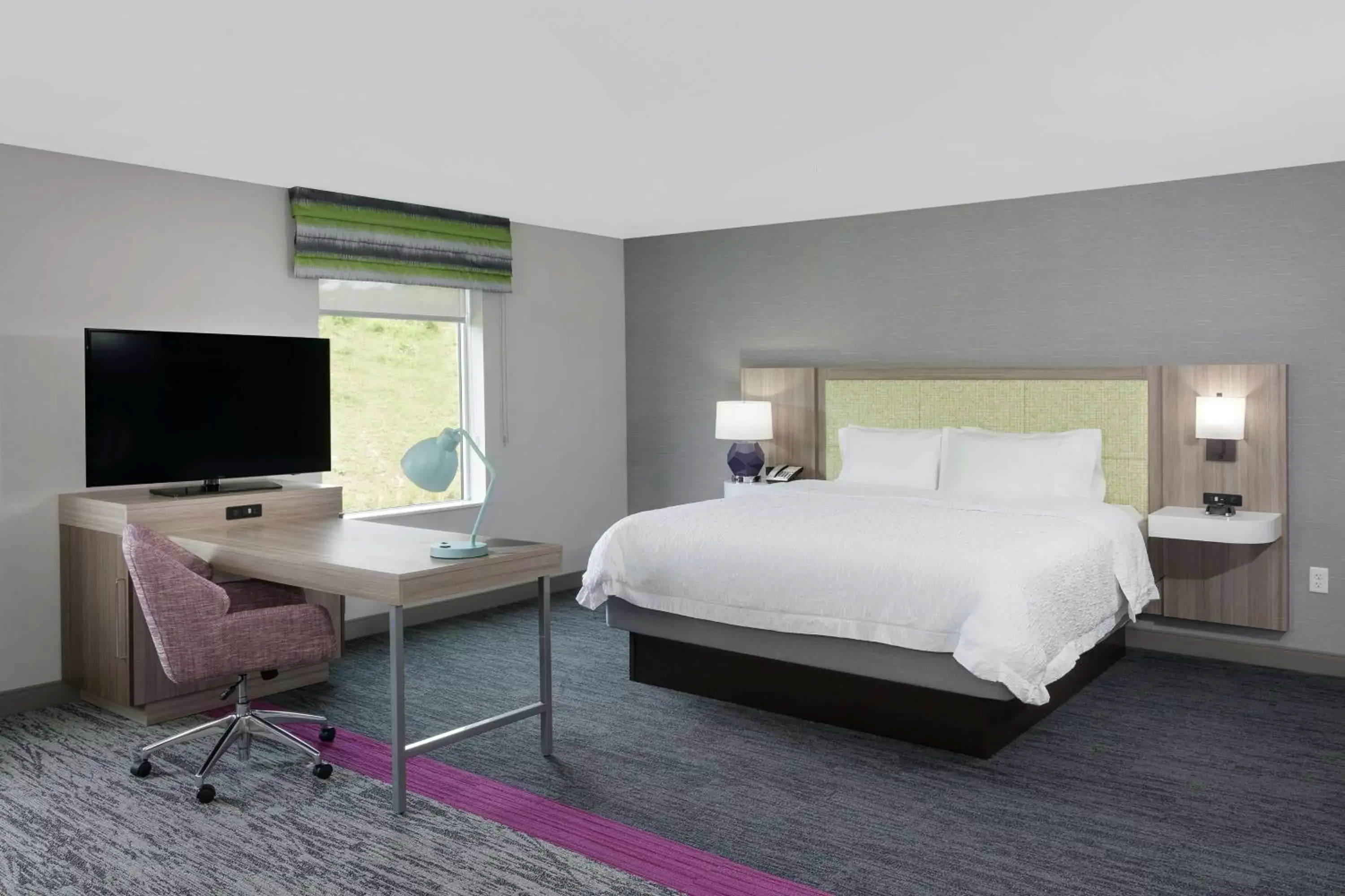 Bedroom, Bed in Hampton Inn & Suites Rocky Hill - Hartford South