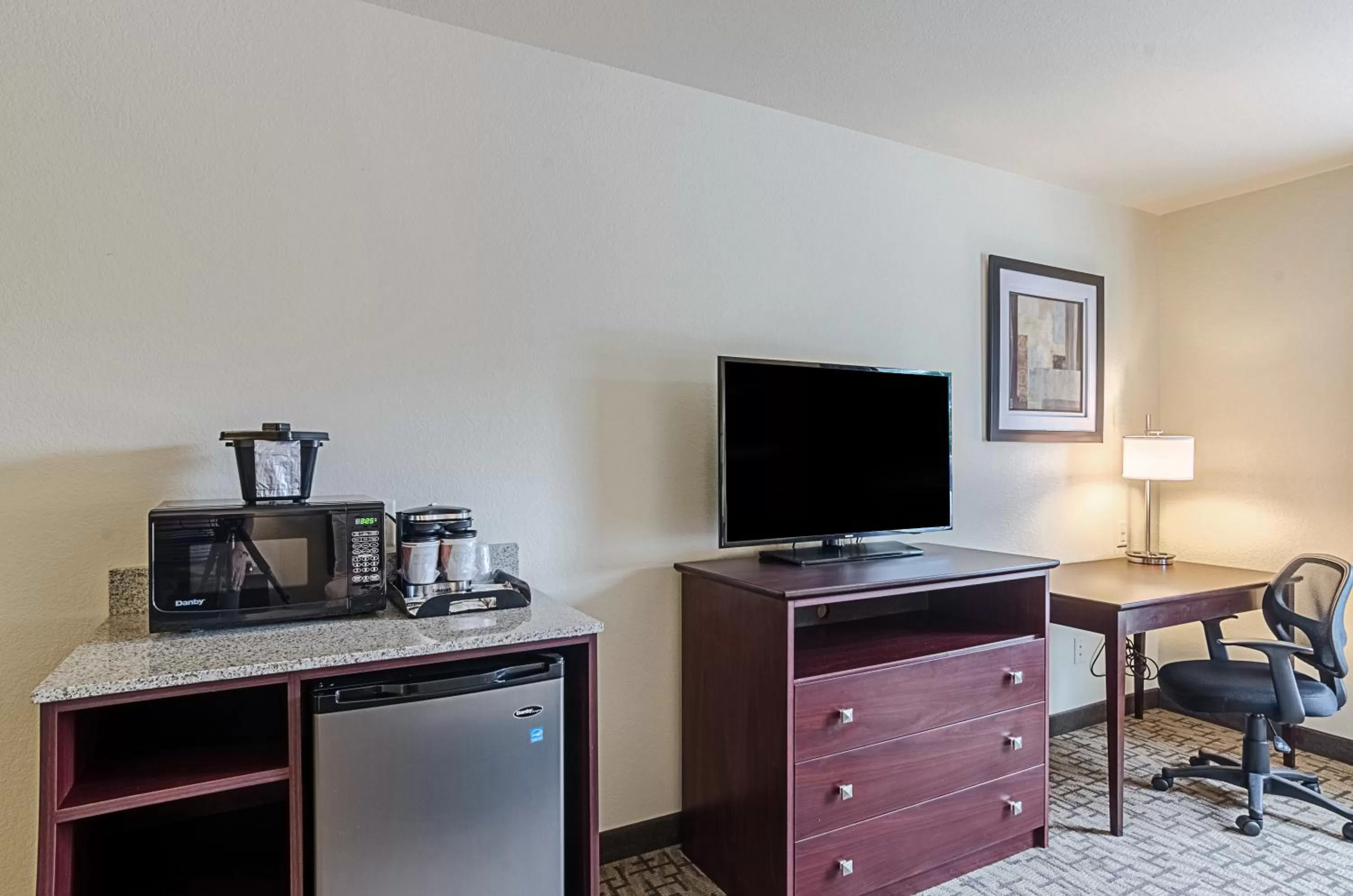 TV and multimedia in Cobblestone Inn & Suites - Guernsey