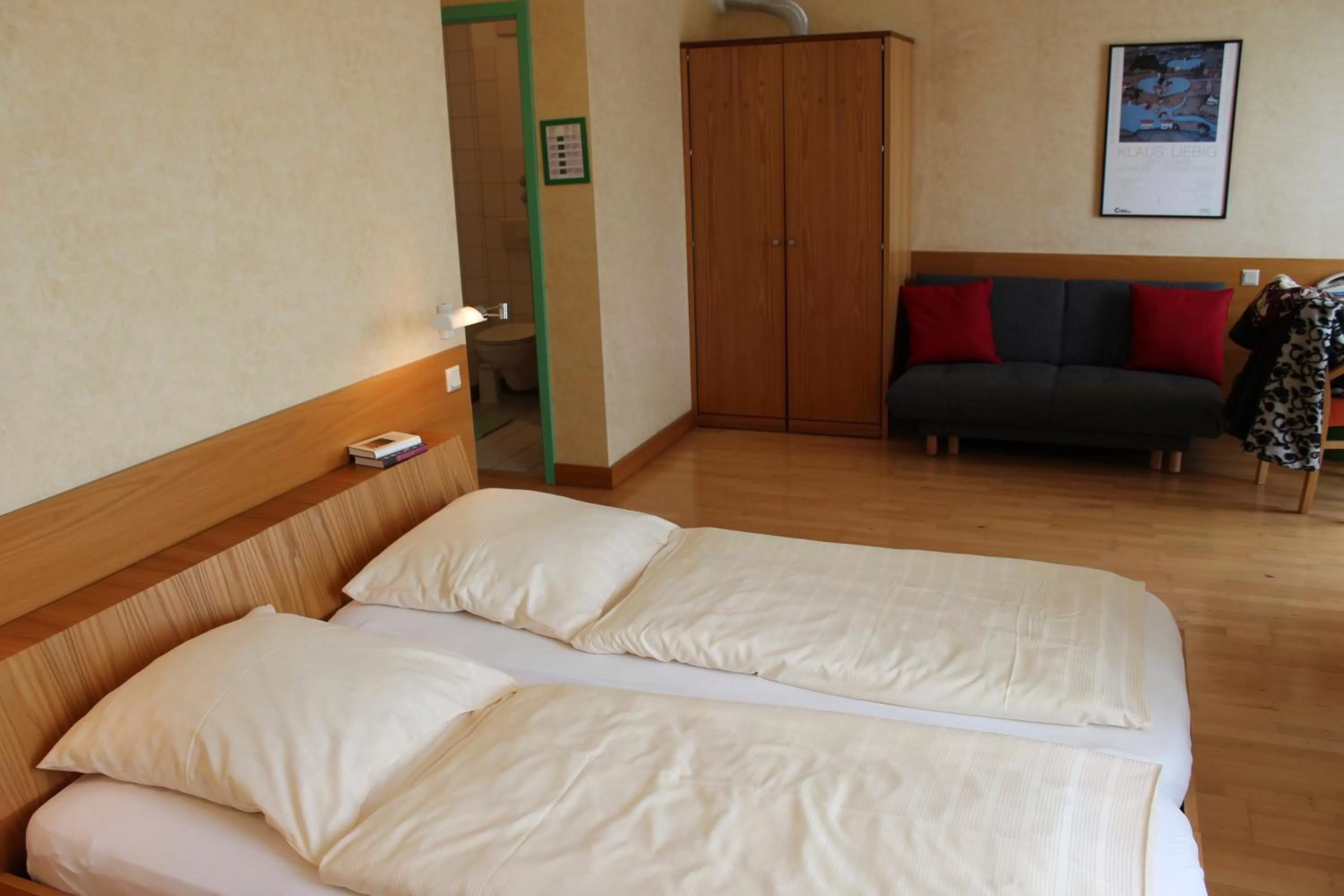 Photo of the whole room, Bed in An der Persiluhr Stadt-gut-Hotel