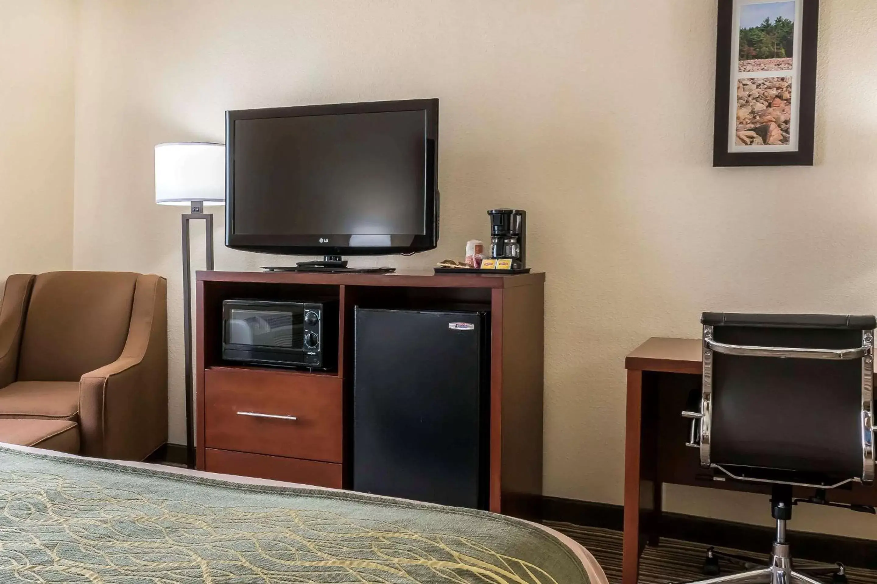 Photo of the whole room, TV/Entertainment Center in Comfort Inn - Pocono Mountains