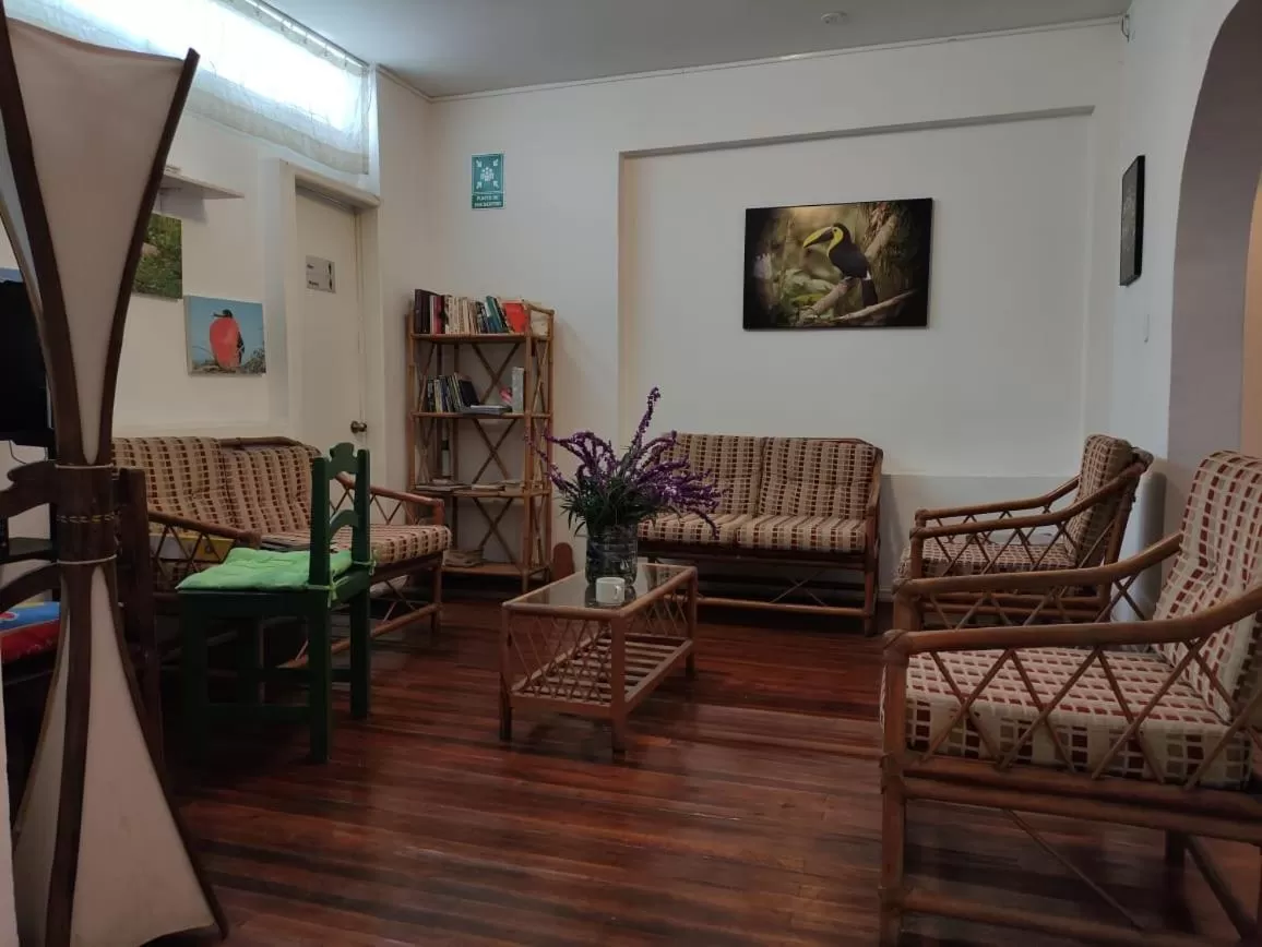 Communal lounge/ TV room in Bird Garden Guest House