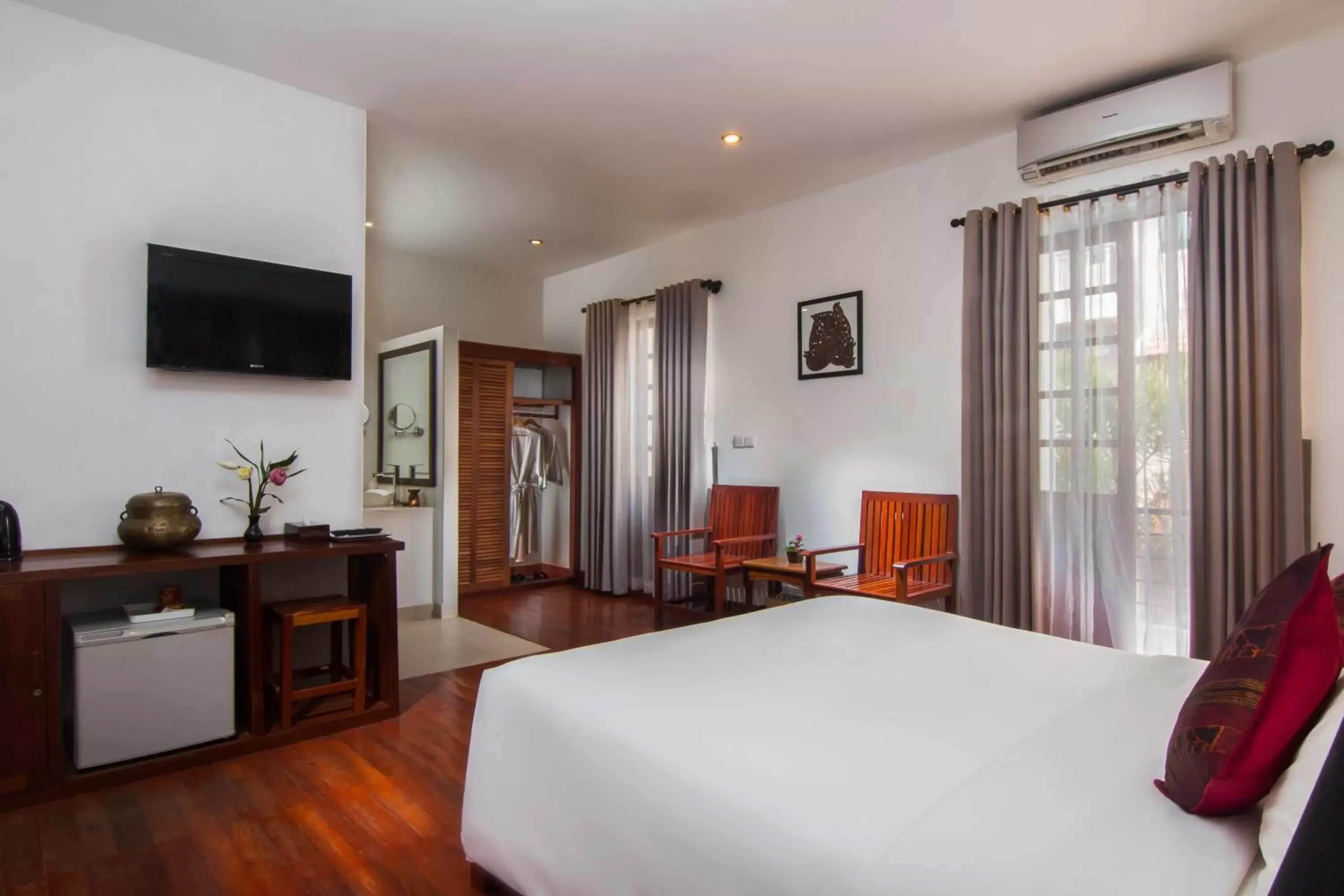 Photo of the whole room, Bed in Apsara Centrepole Hotel