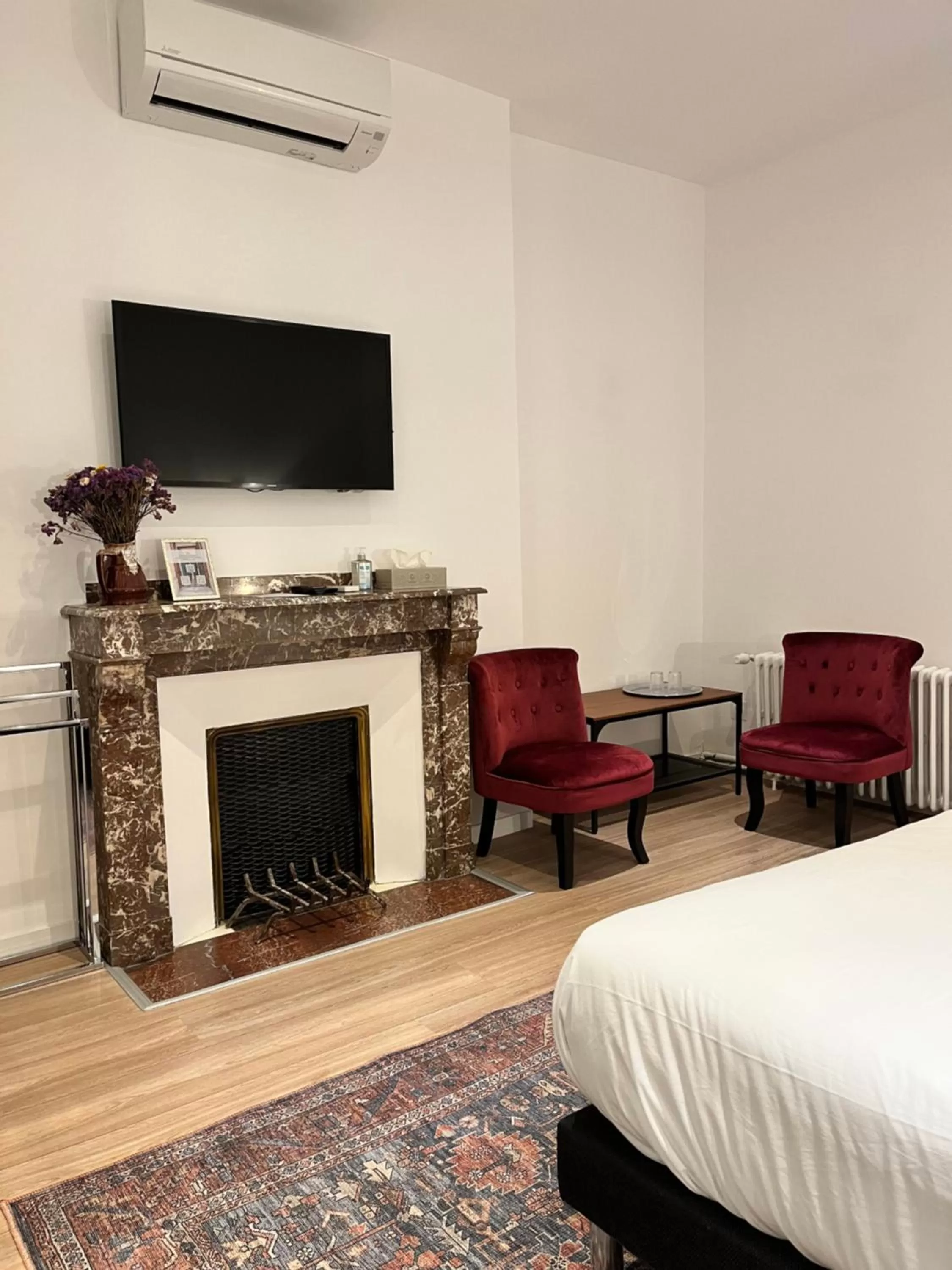 TV and multimedia, TV/Entertainment Center in SalutBB Chambre d'hote