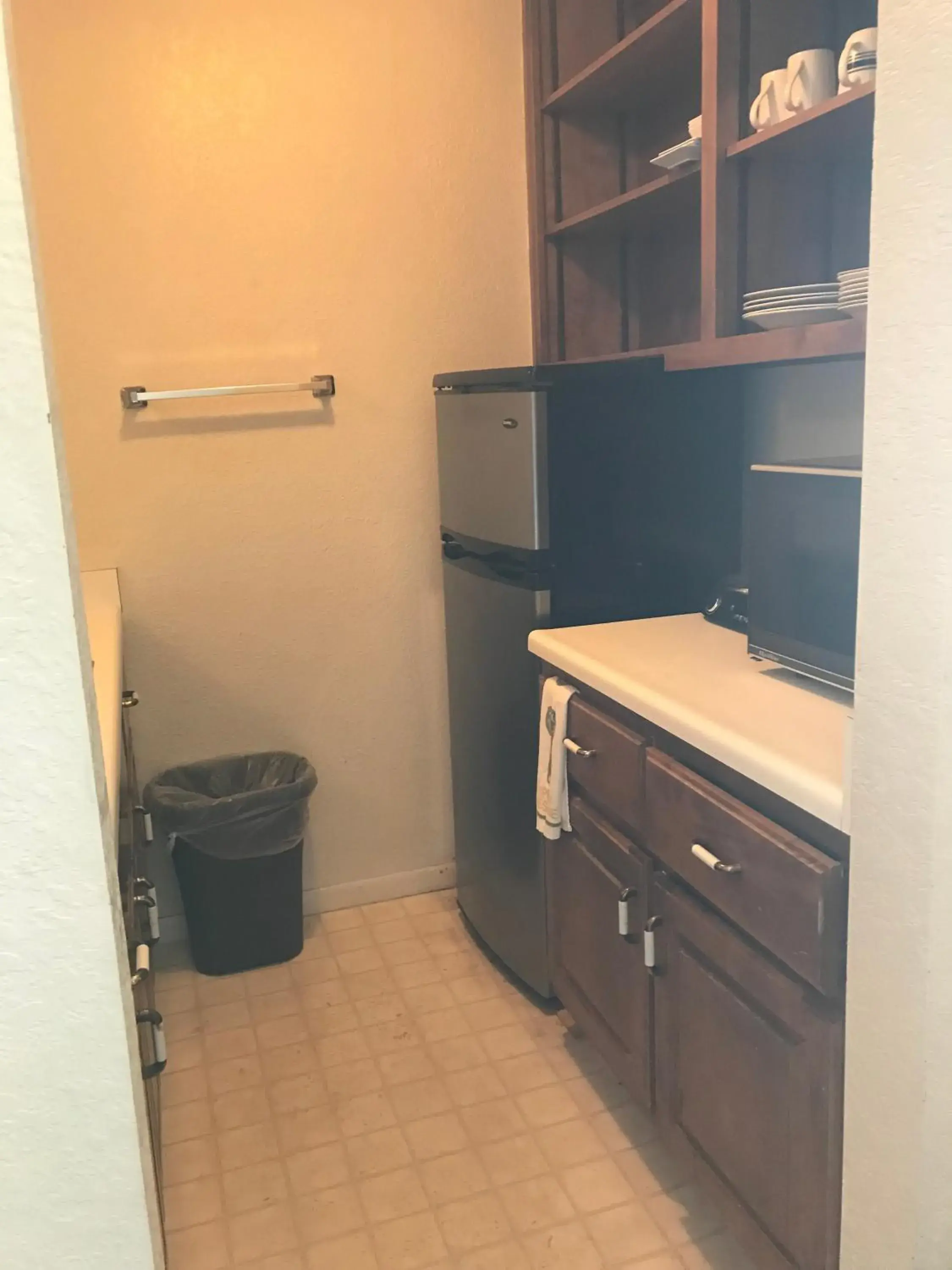 Kitchen or kitchenette, Bathroom in Sunset Inn and Suites