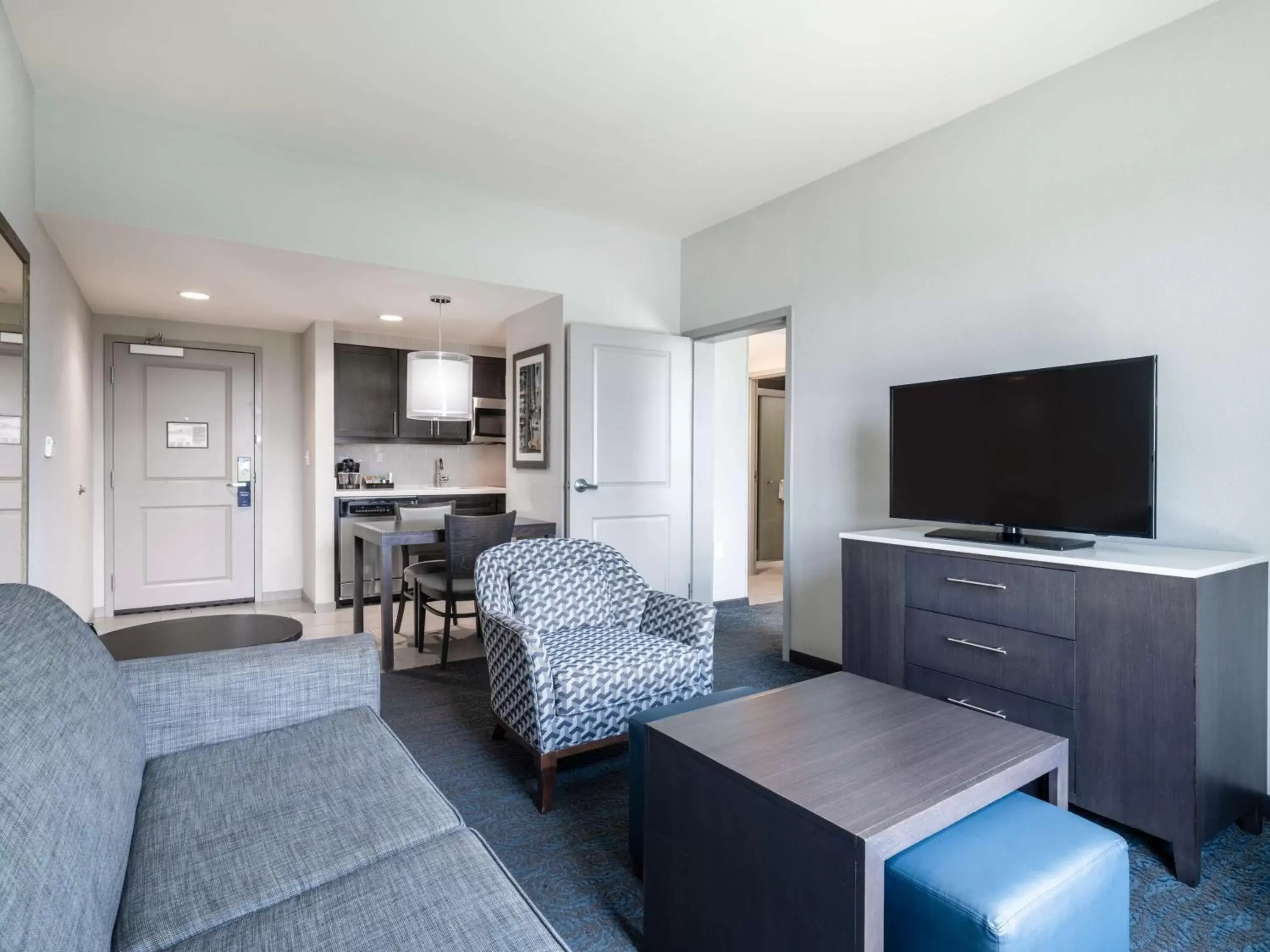 Living room, Seating Area in Homewood Suites By Hilton North Charleston