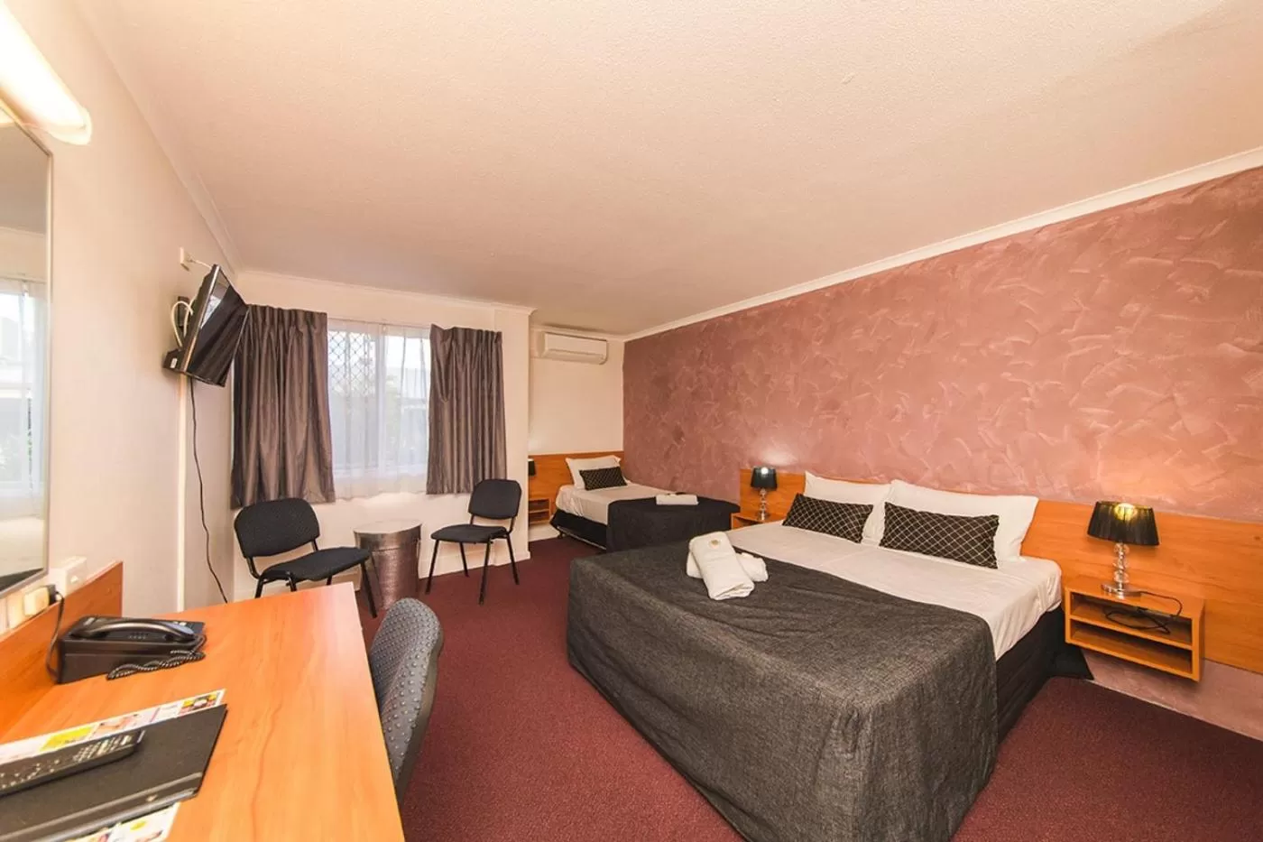 Bed in Hampton Villa Motel