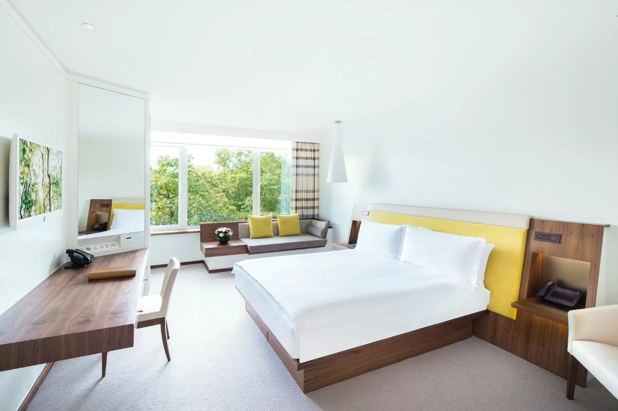 Photo of the whole room, Bed in COMO Metropolitan London
