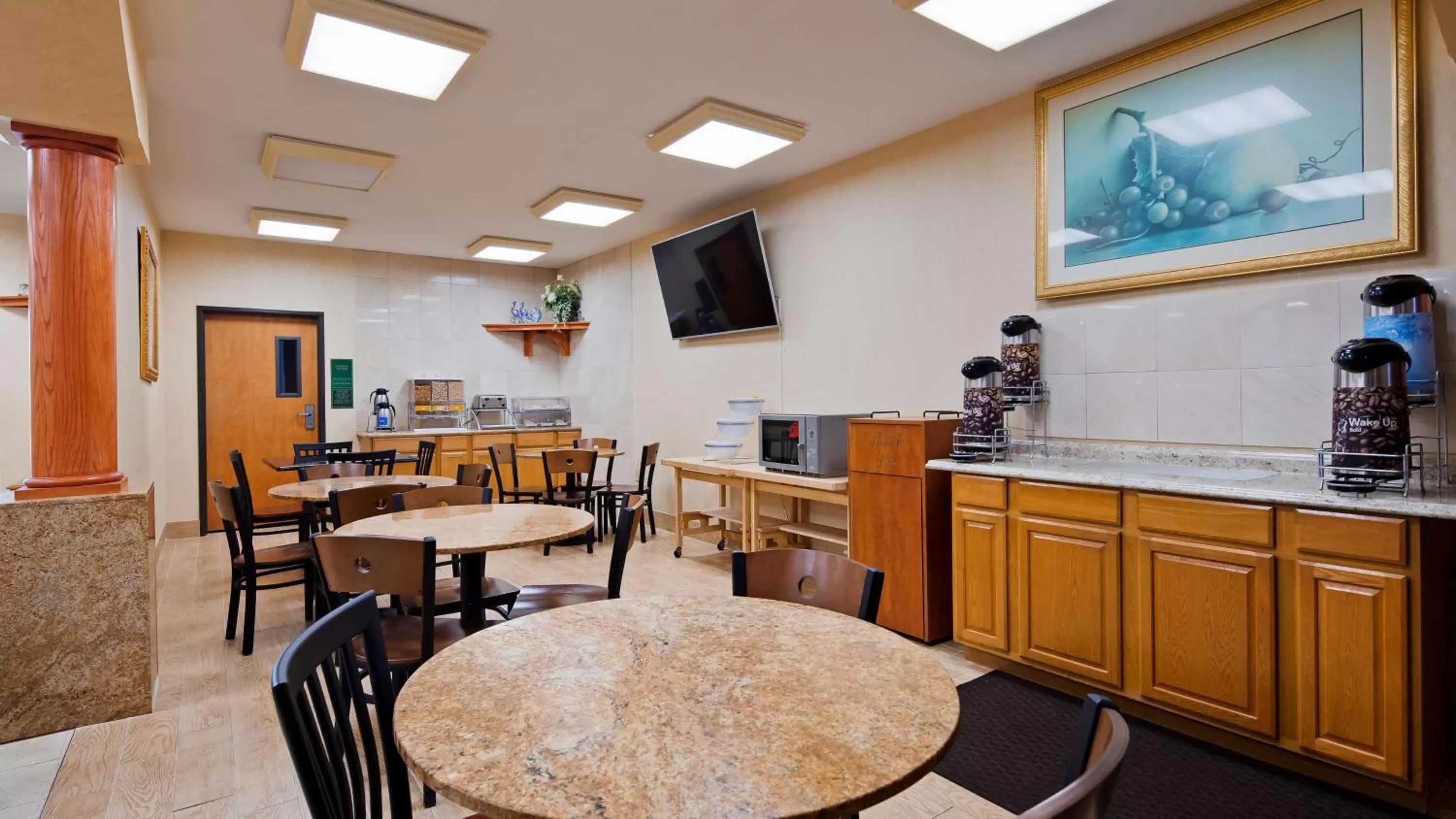 Restaurant/places to eat in SureStay Plus Hotel by Best Western Mesquite