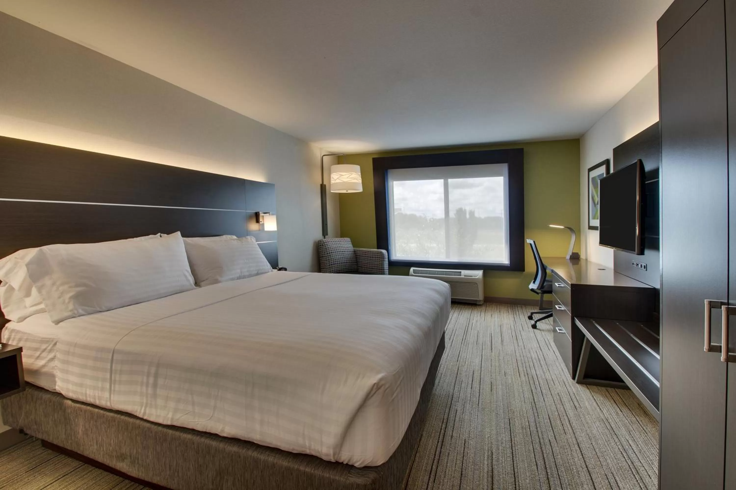 Photo of the whole room, Bed in Holiday Inn Express Hotel & Suites Morris by IHG