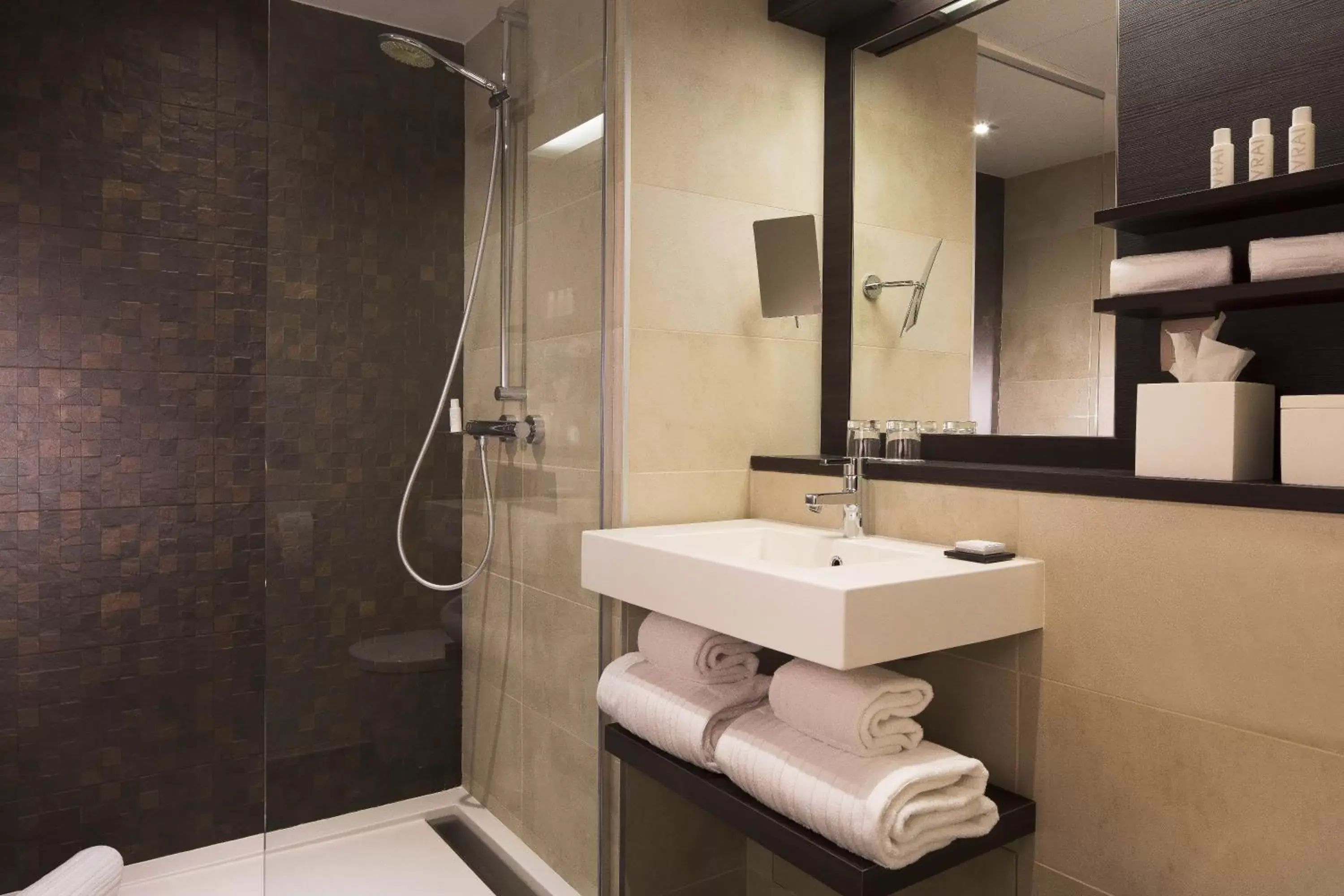 Bathroom in Hotel Villa Saxe Eiffel Bathroom in Hotel Villa Saxe Eiffel