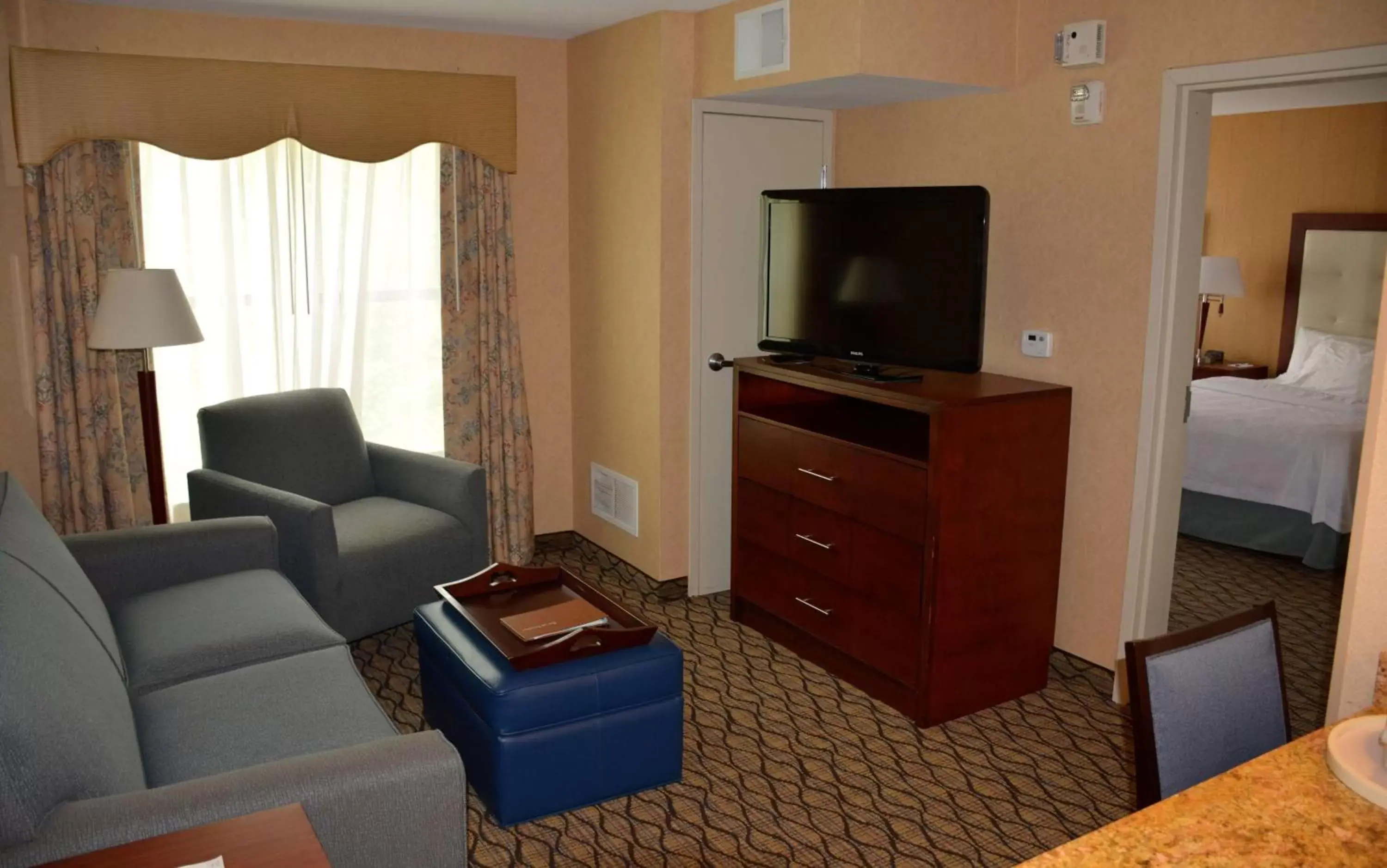 Living room, TV/Entertainment Center in Homewood Suites by Hilton Brighton