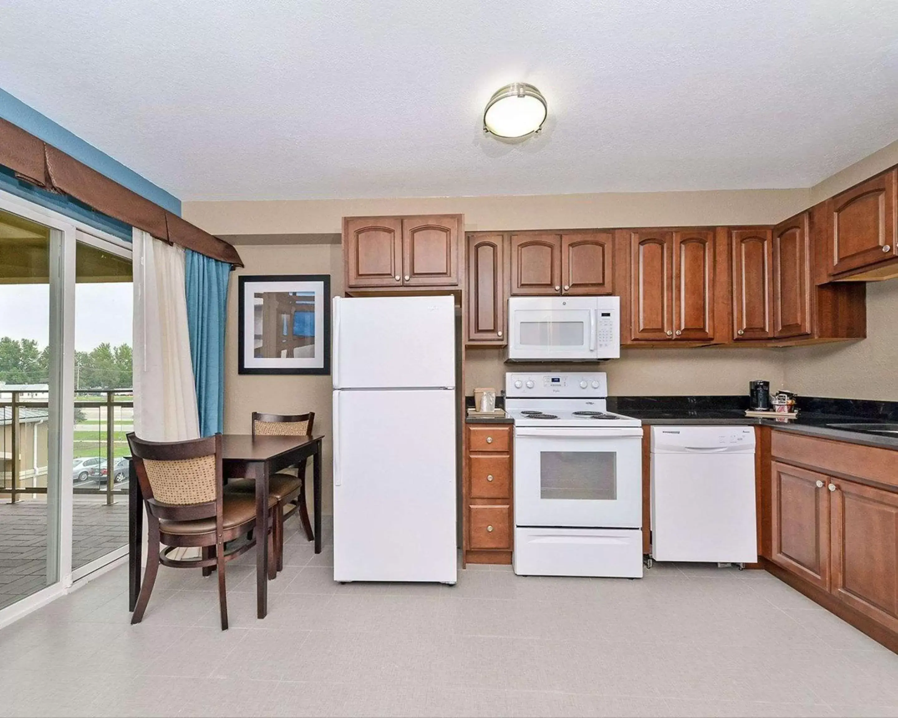 Photo of the whole room, Kitchen/Kitchenette in Comfort Inn & Suites Springfield I-55
