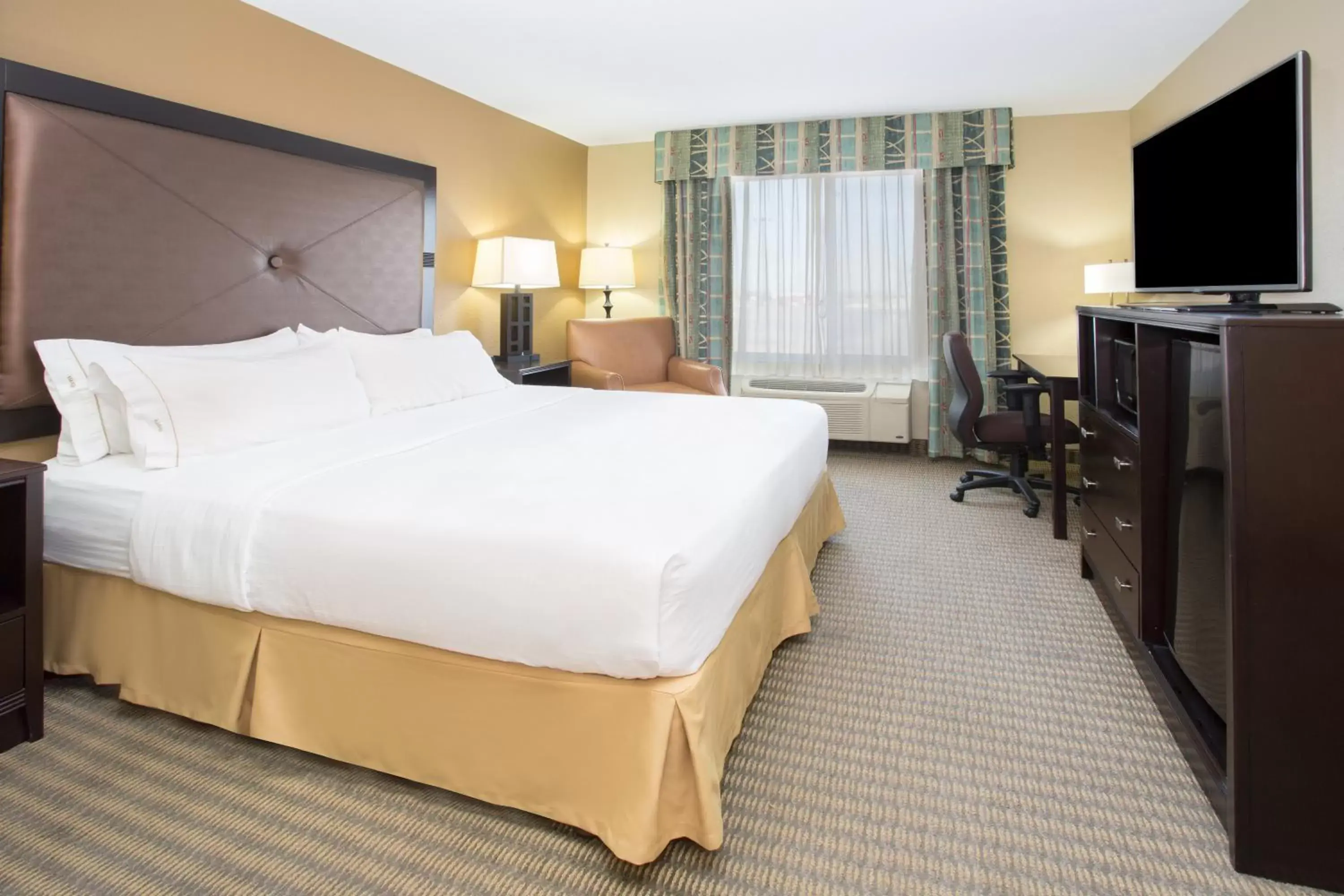 Photo of the whole room, Bed in Holiday Inn Express Hotel & Suites Lexington, an IHG Hotel