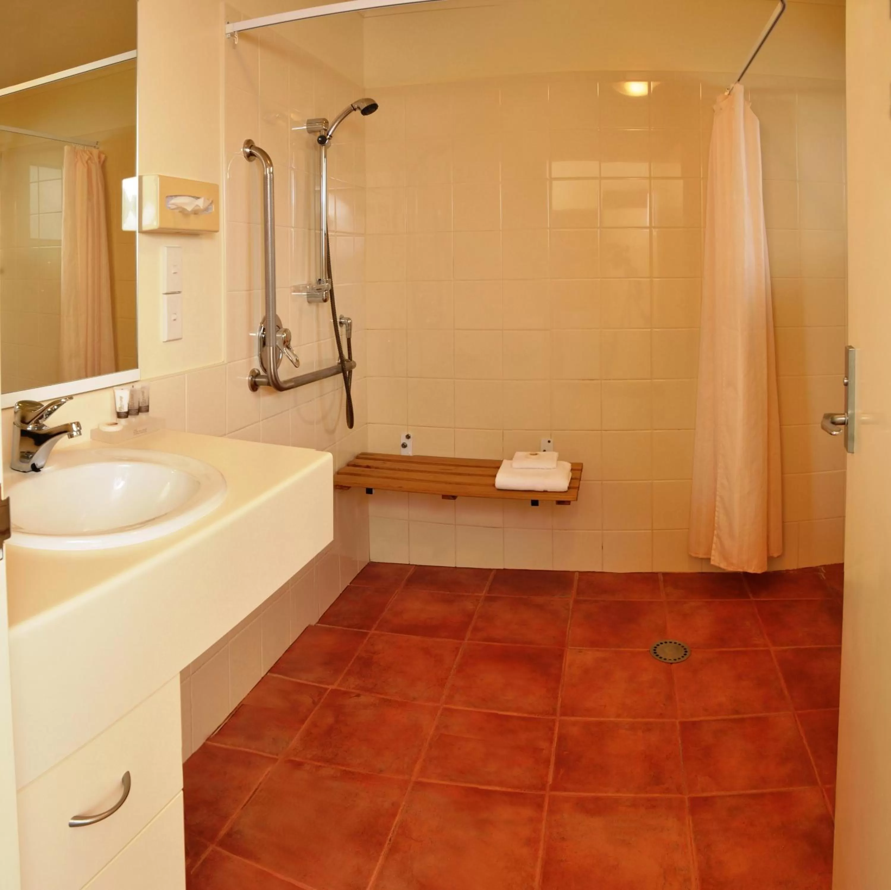 Shower in Chancellor Motor Lodge and Conference Centre