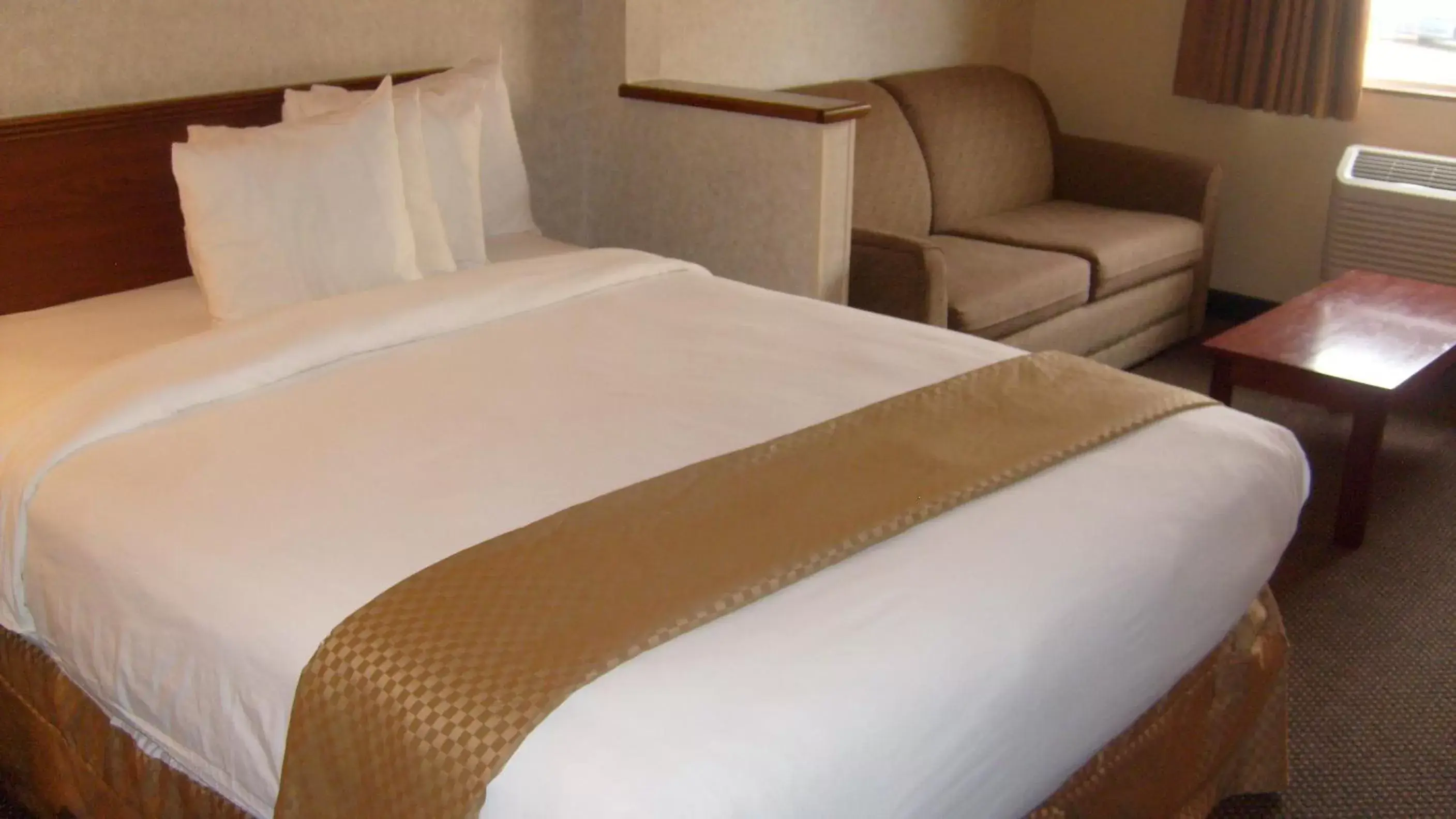 Bed in Baymont by Wyndham Golden/Red Rocks Bed in Baymont by Wyndham Golden/Red Rocks