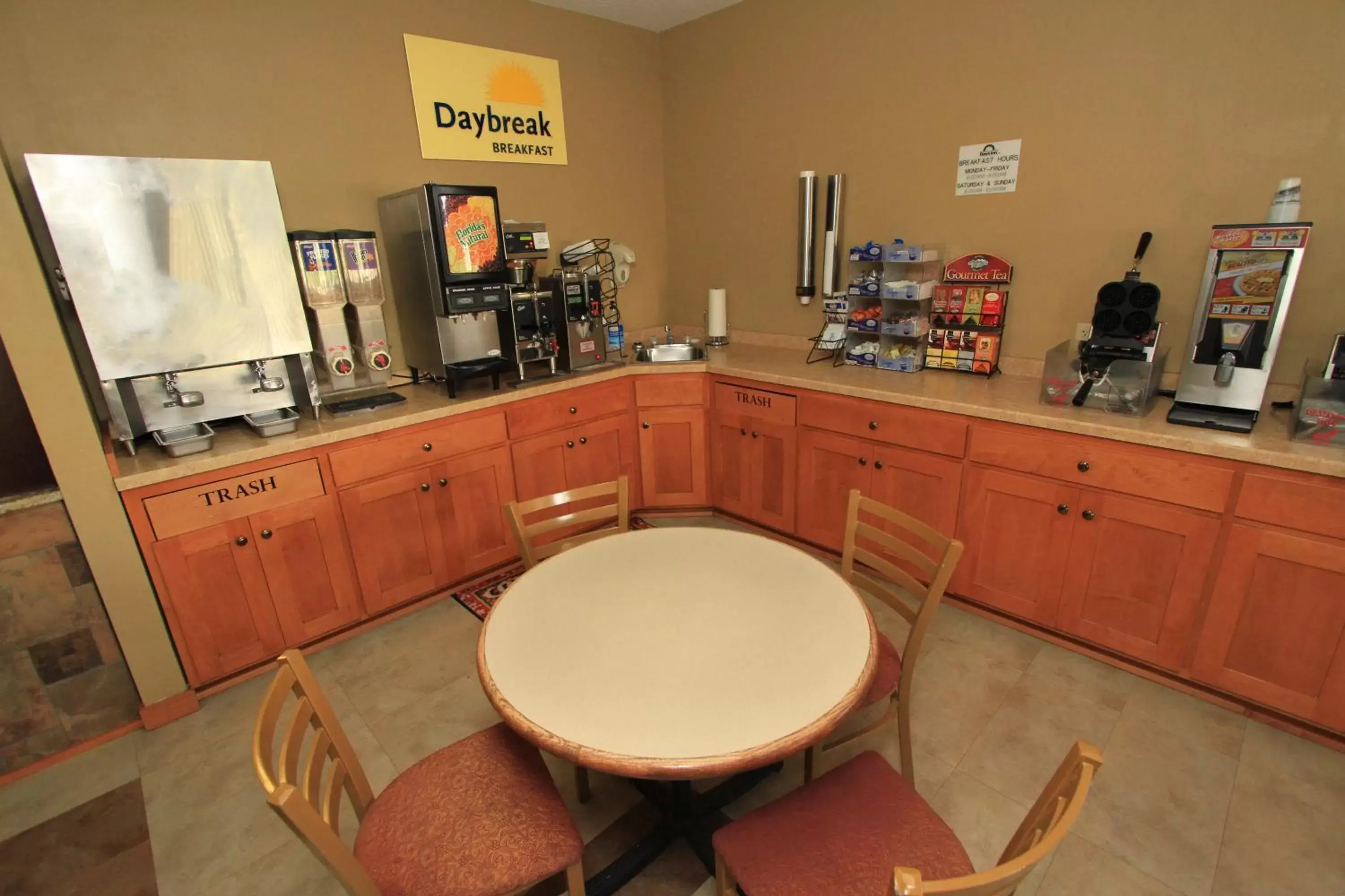 Coffee/tea facilities, Restaurant/Places to Eat in Days Inn by Wyndham Columbia Mall