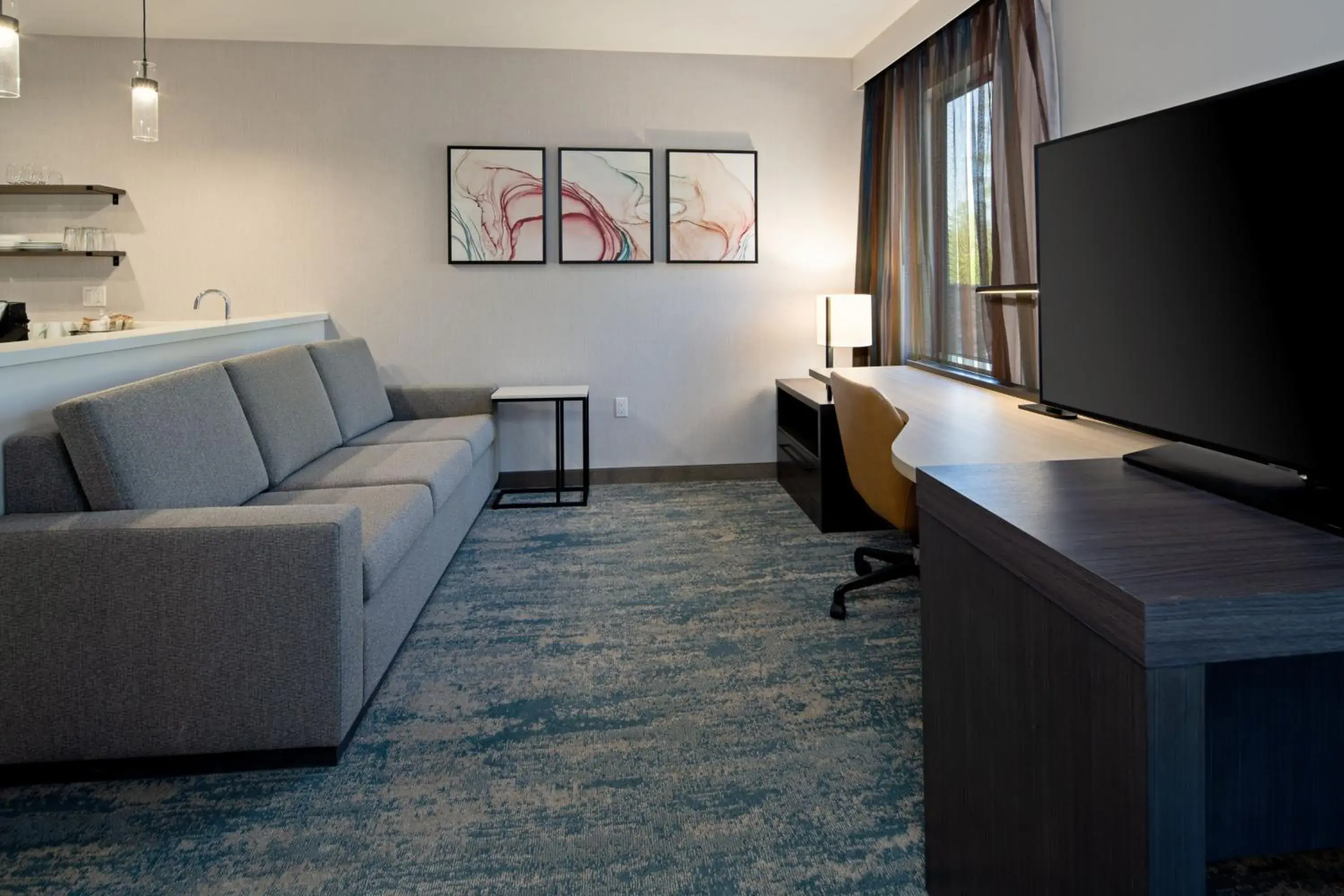 Living room, TV/Entertainment Center in Residence Inn by Marriott Chatsworth