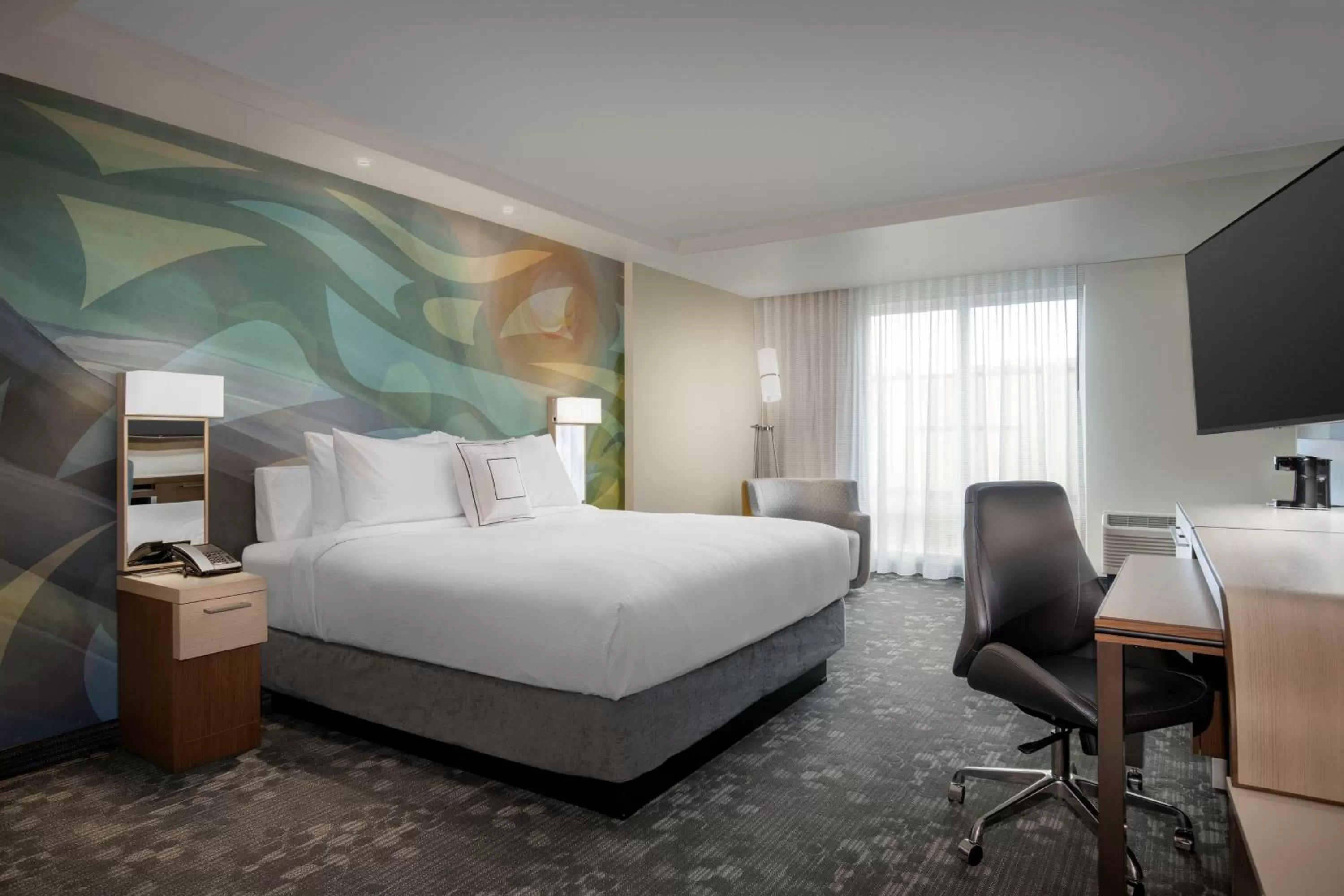 Photo of the whole room, Bed in Courtyard by Marriott Nanaimo