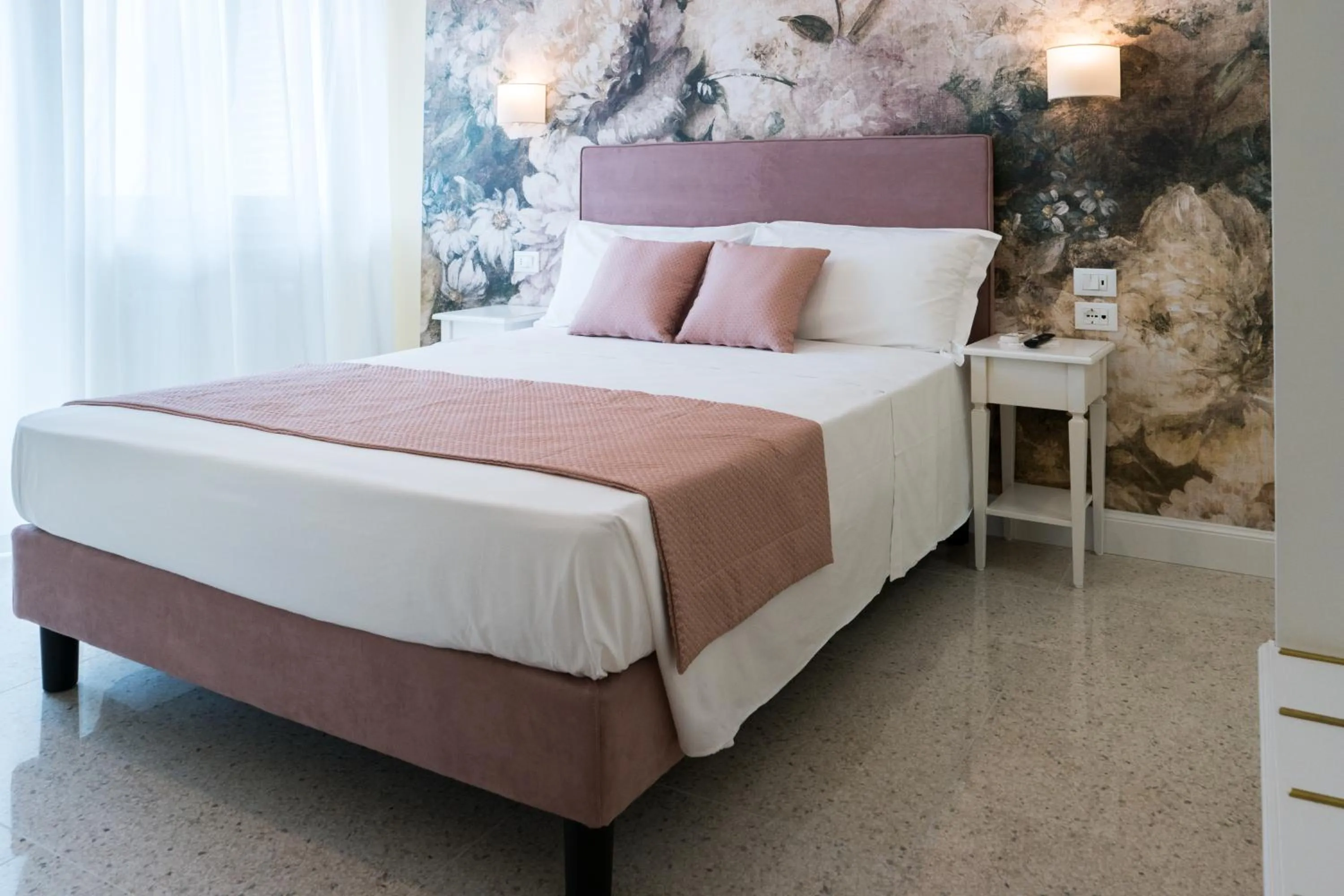 Bedroom, Bed in Guest House Train Station Venice - Atika & Atif