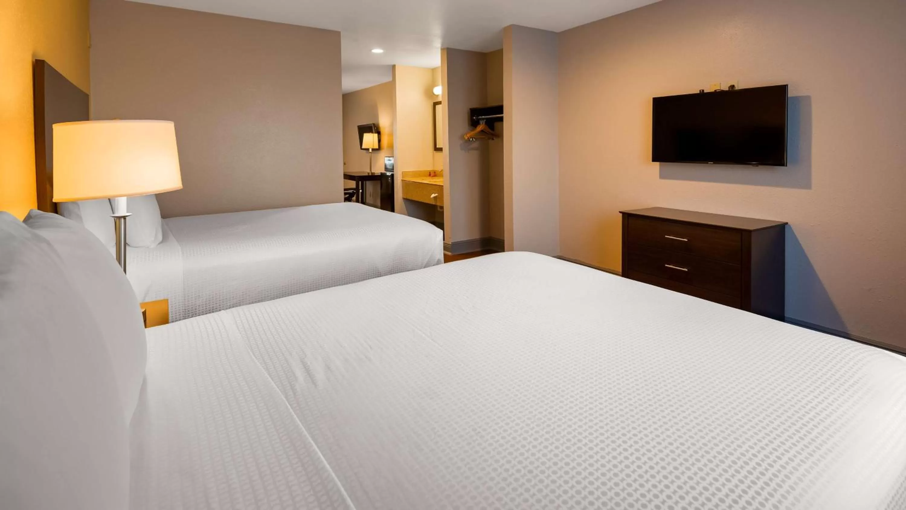 Photo of the whole room, Bed in SureStay Plus Hotel by Best Western Hammond