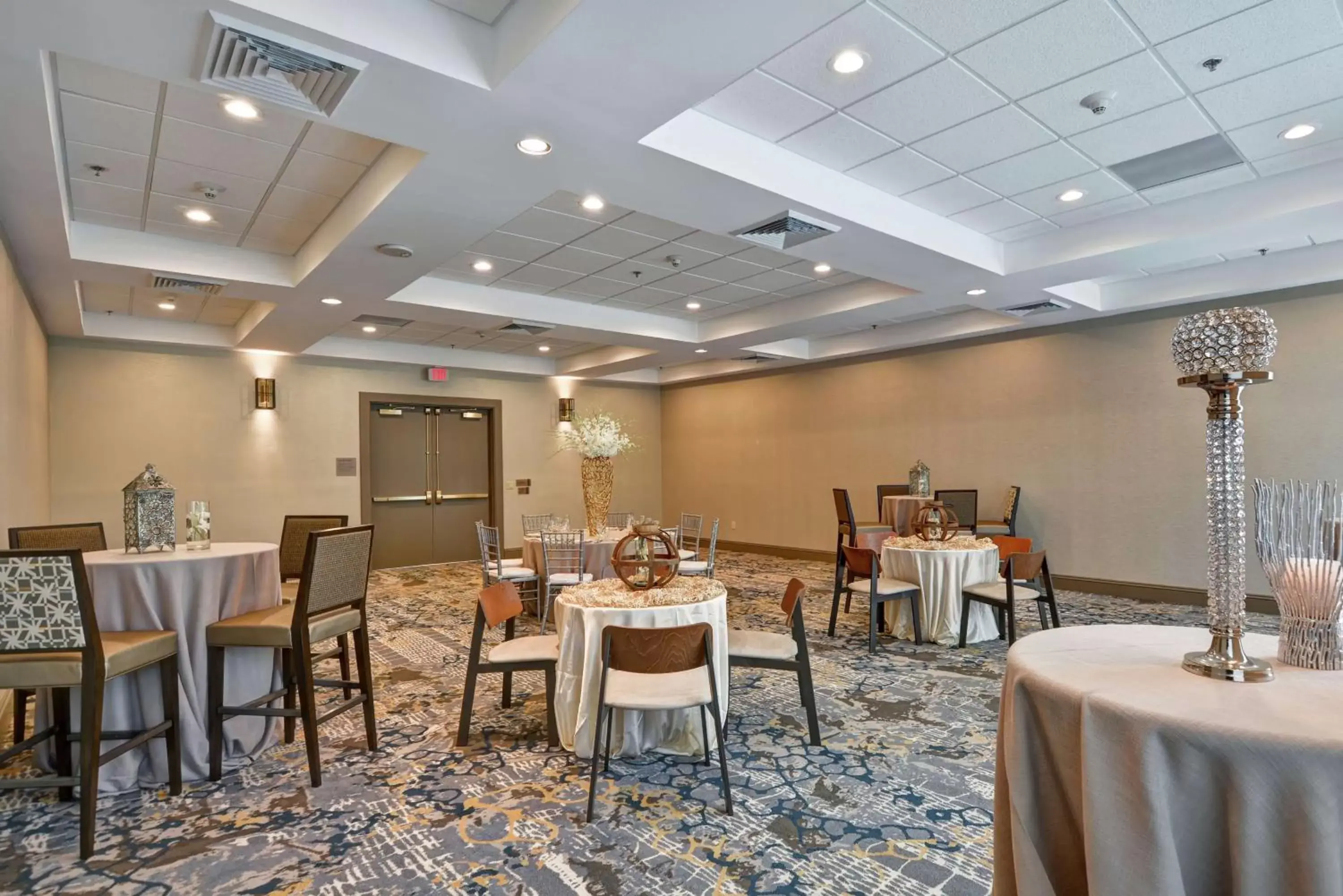 Meeting/conference room, Restaurant/Places to Eat in Embassy Suites by Hilton Milpitas Silicon Valley