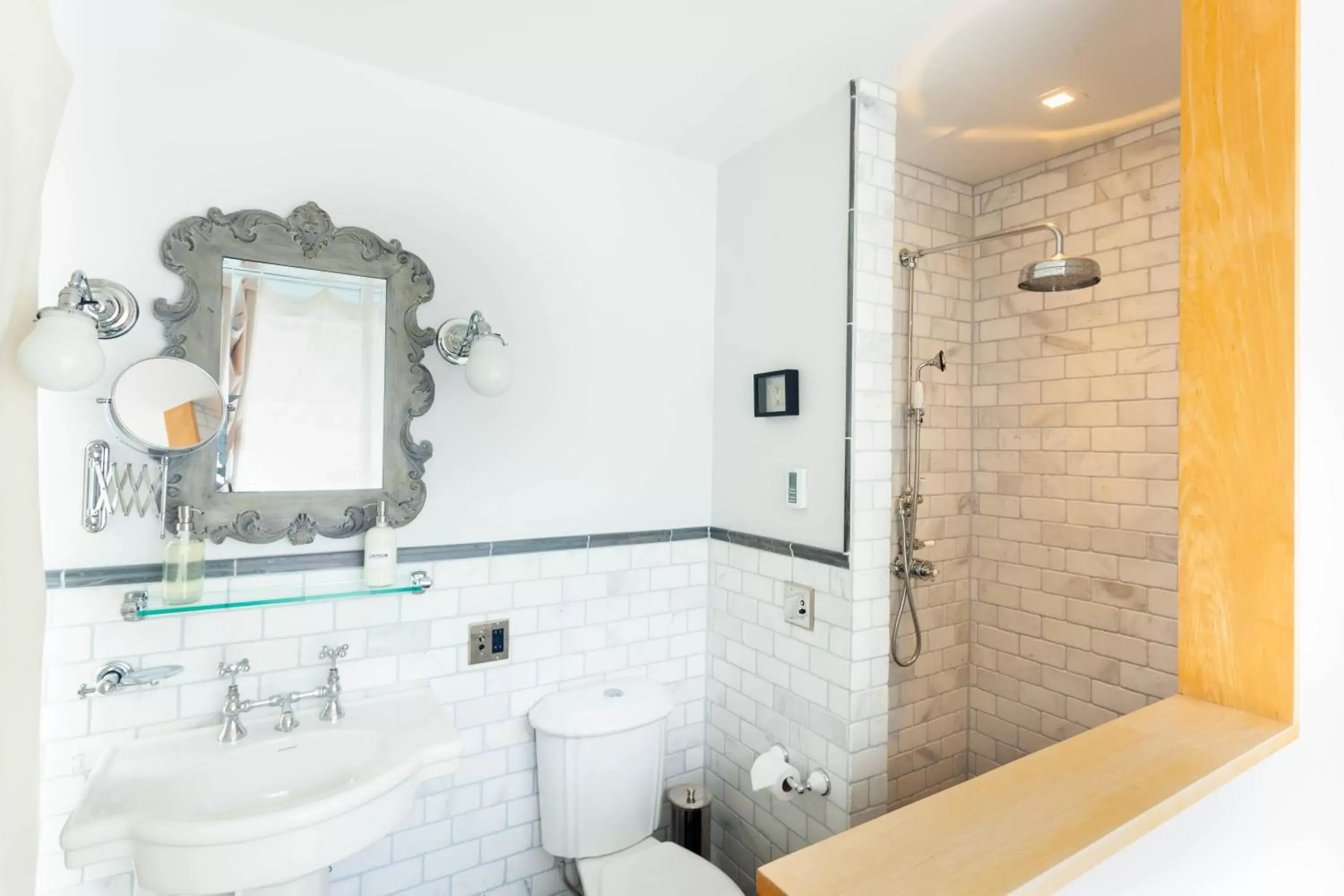 Shower, Bathroom in Argos Inn - Ithaca's Boutique Hotel