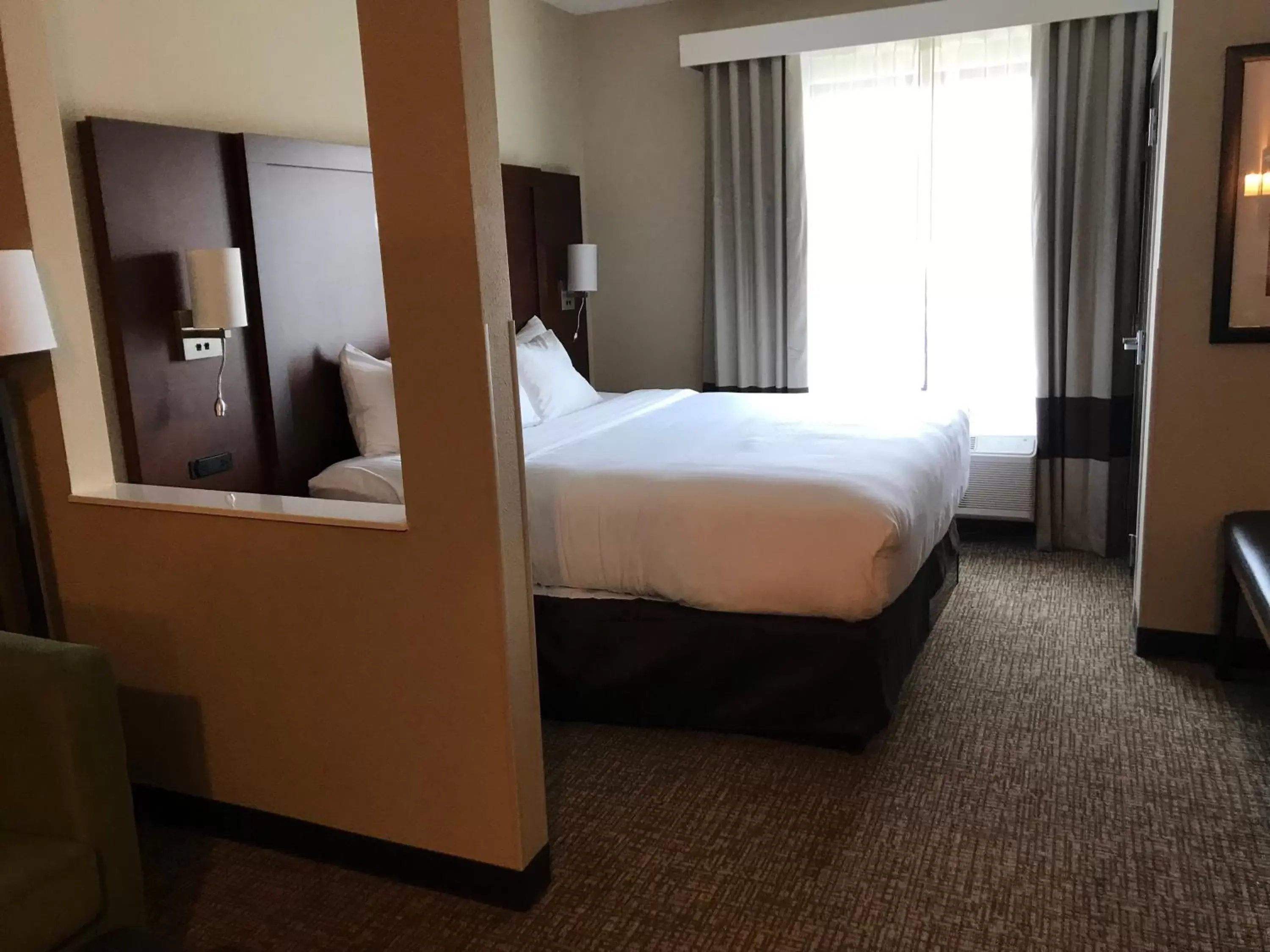 Bedroom, Bed in Comfort Suites