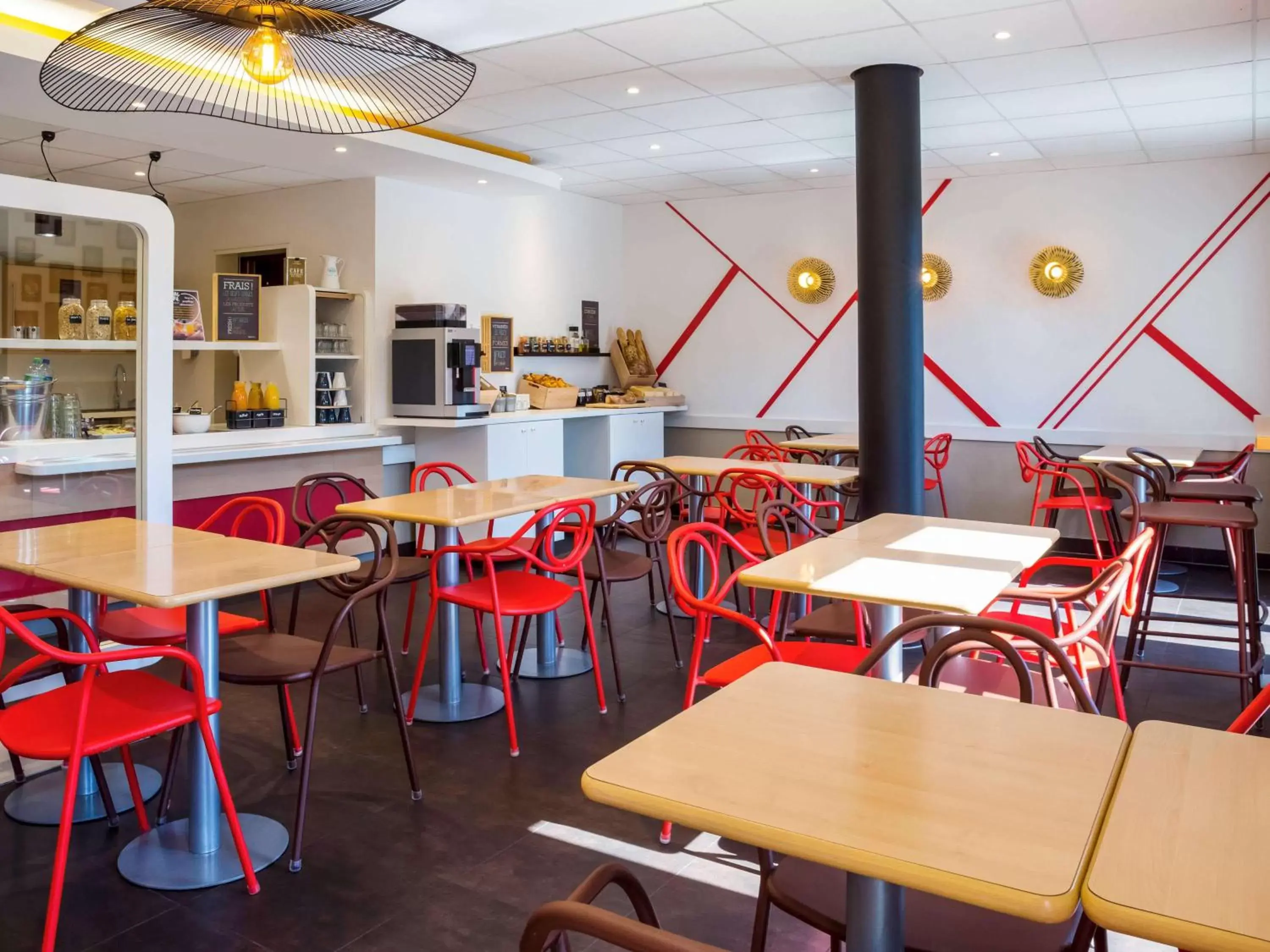 Property building, Restaurant/Places to Eat in ibis budget Genève Petit-Lancy