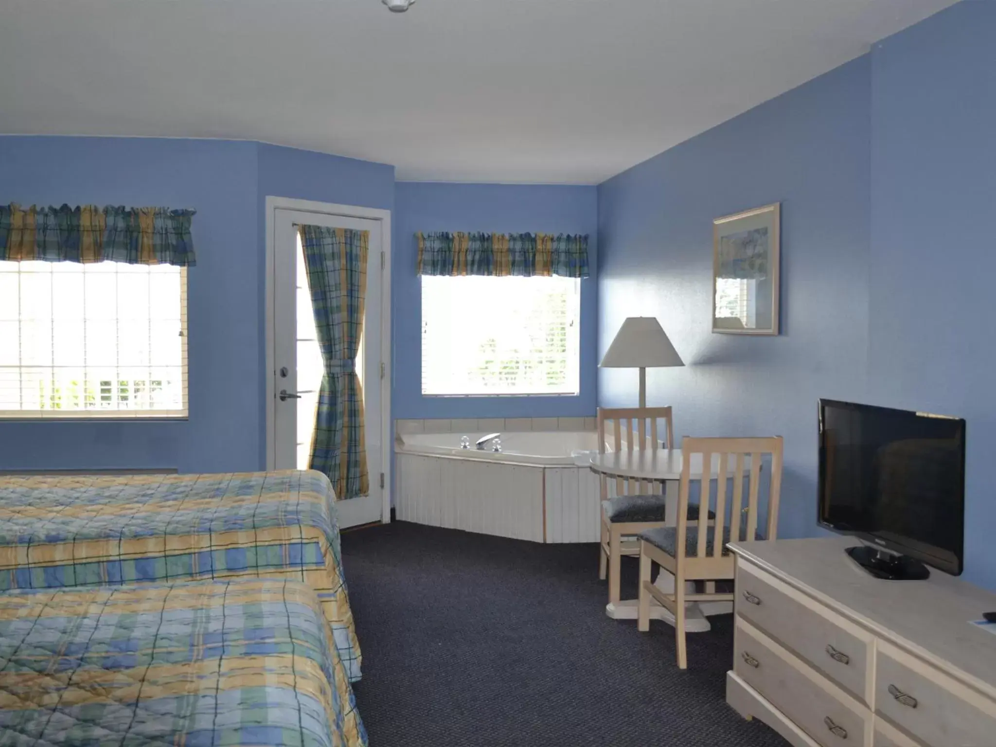 Bedroom, TV/Entertainment Center in South Beach Resort Hotel