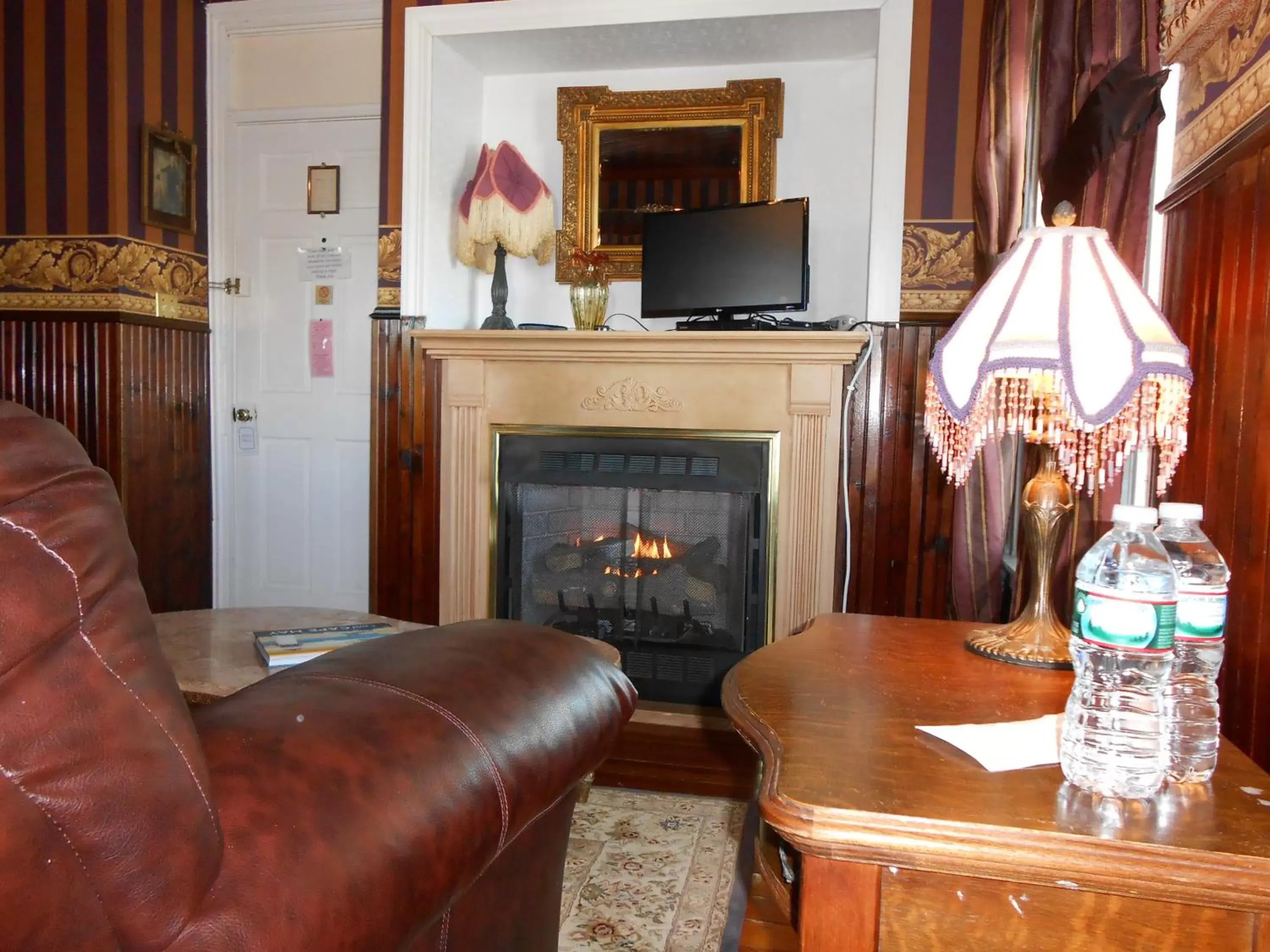 Living room, TV/Entertainment Center in Angel of the Sea Bed and Breakfast