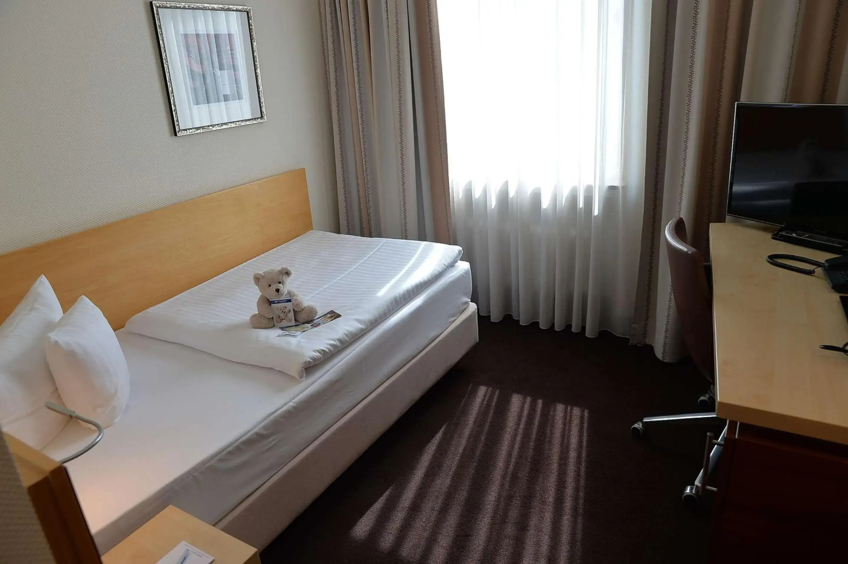 Photo of the whole room, Bed in Best Western Hotel Hohenzollern