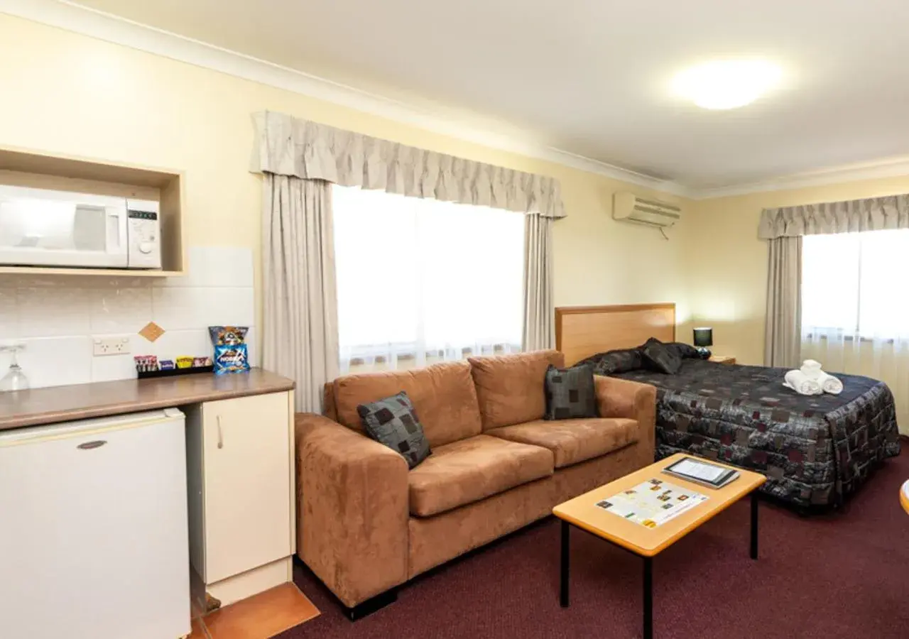 Bedroom, Seating Area in Riviera on Ruthven Motel