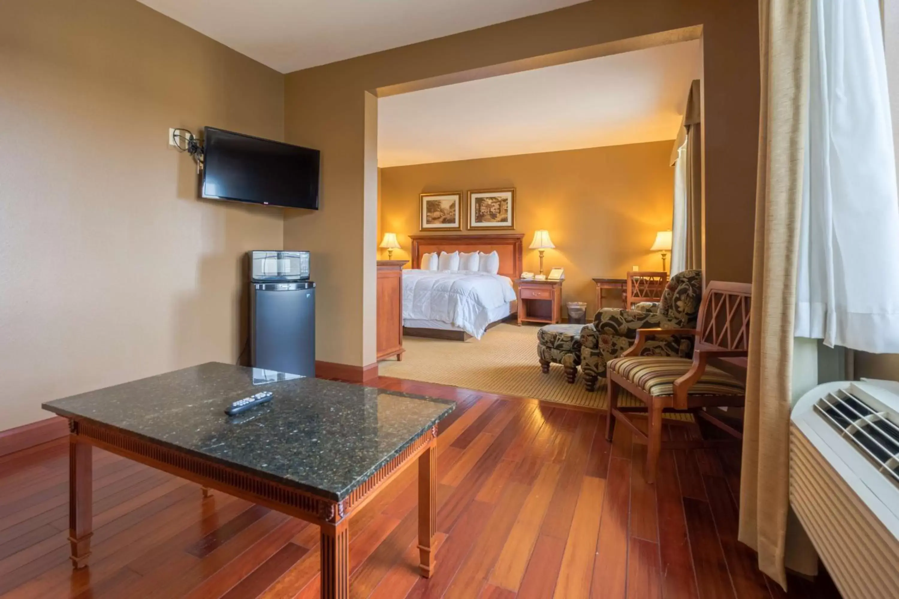 Living room, TV/Entertainment Center in The Wildwood Hotel