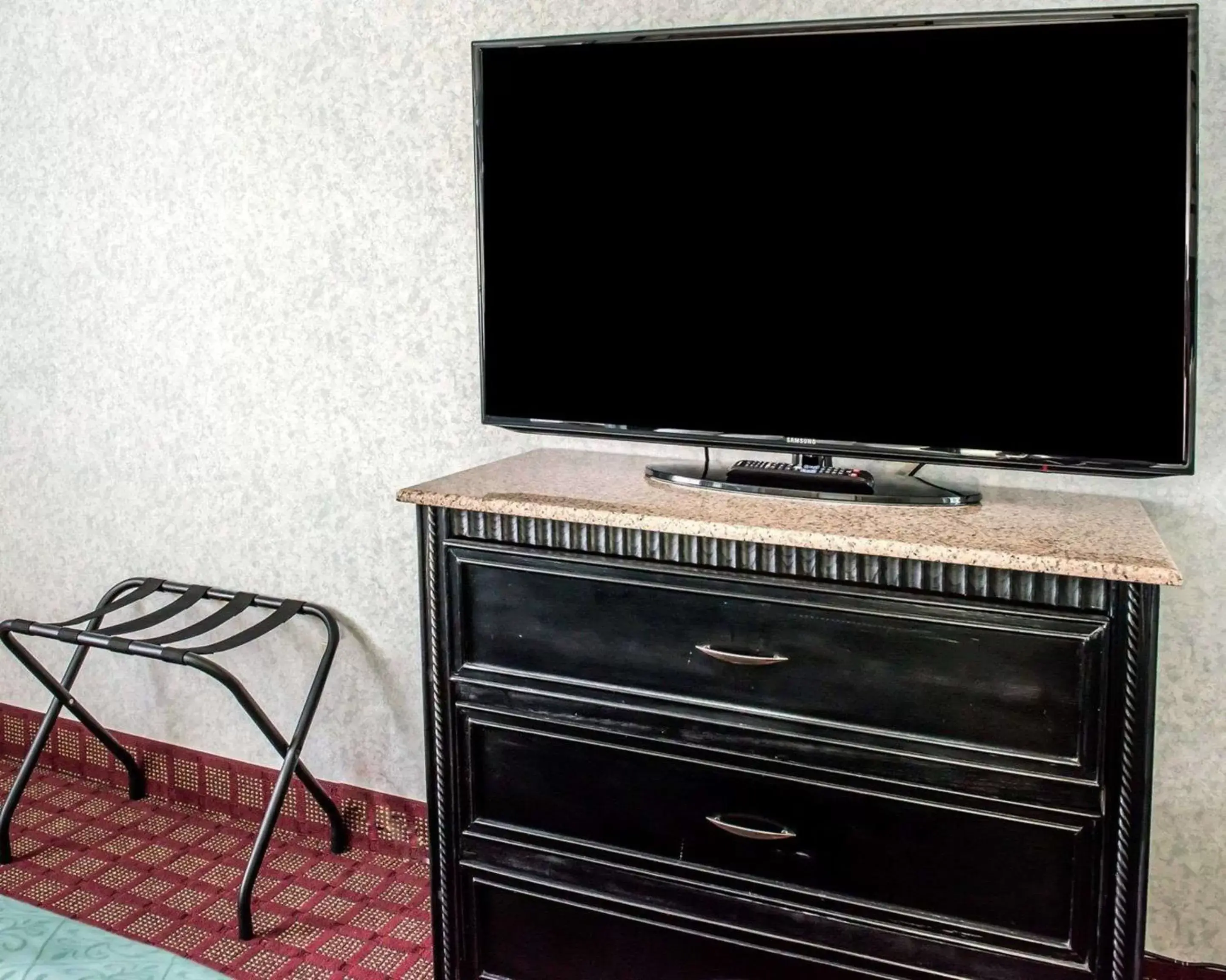 Photo of the whole room, TV/Entertainment Center in Quality Inn & Suites North Gibsonia