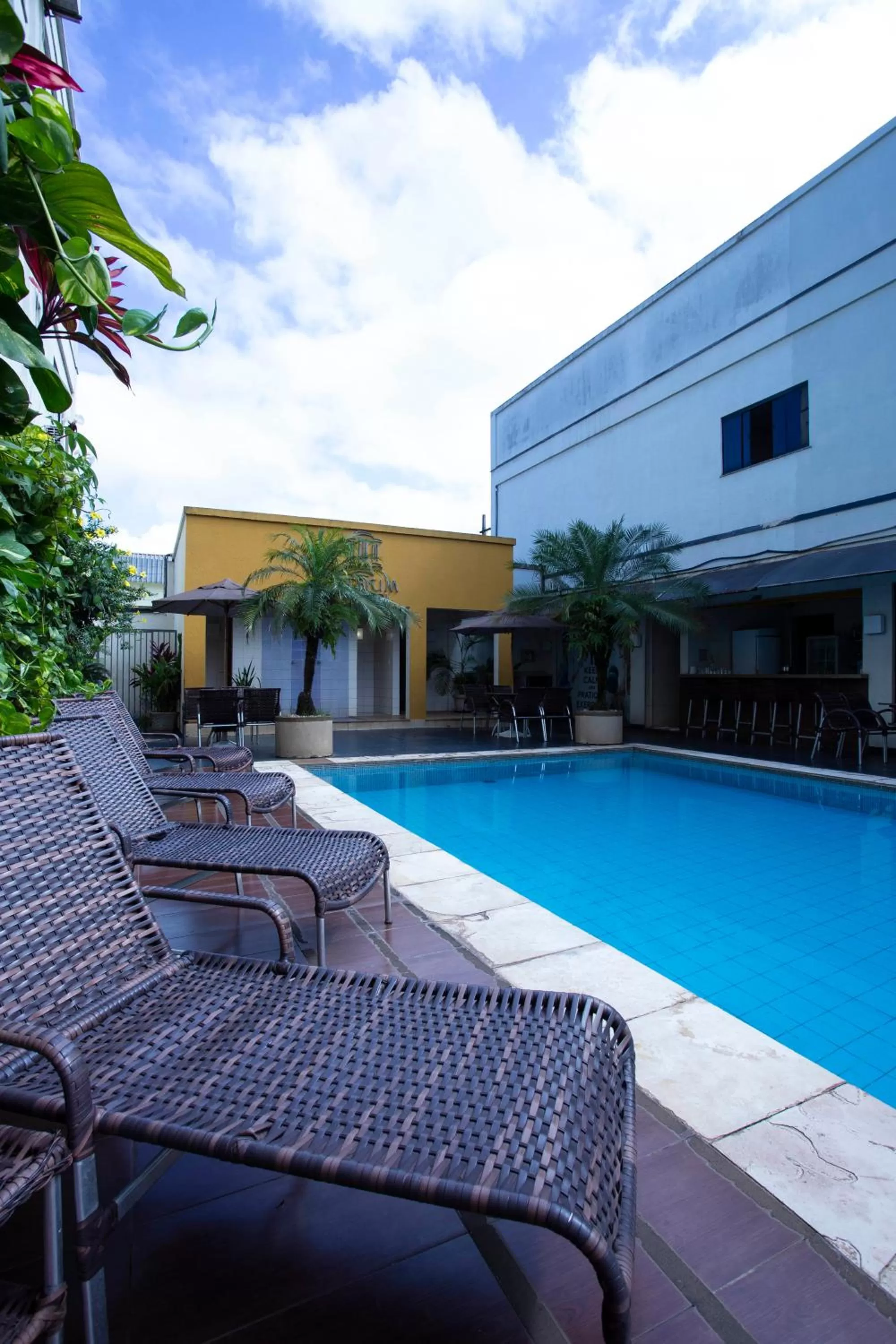 Swimming pool in Atrium Confort Hotels
