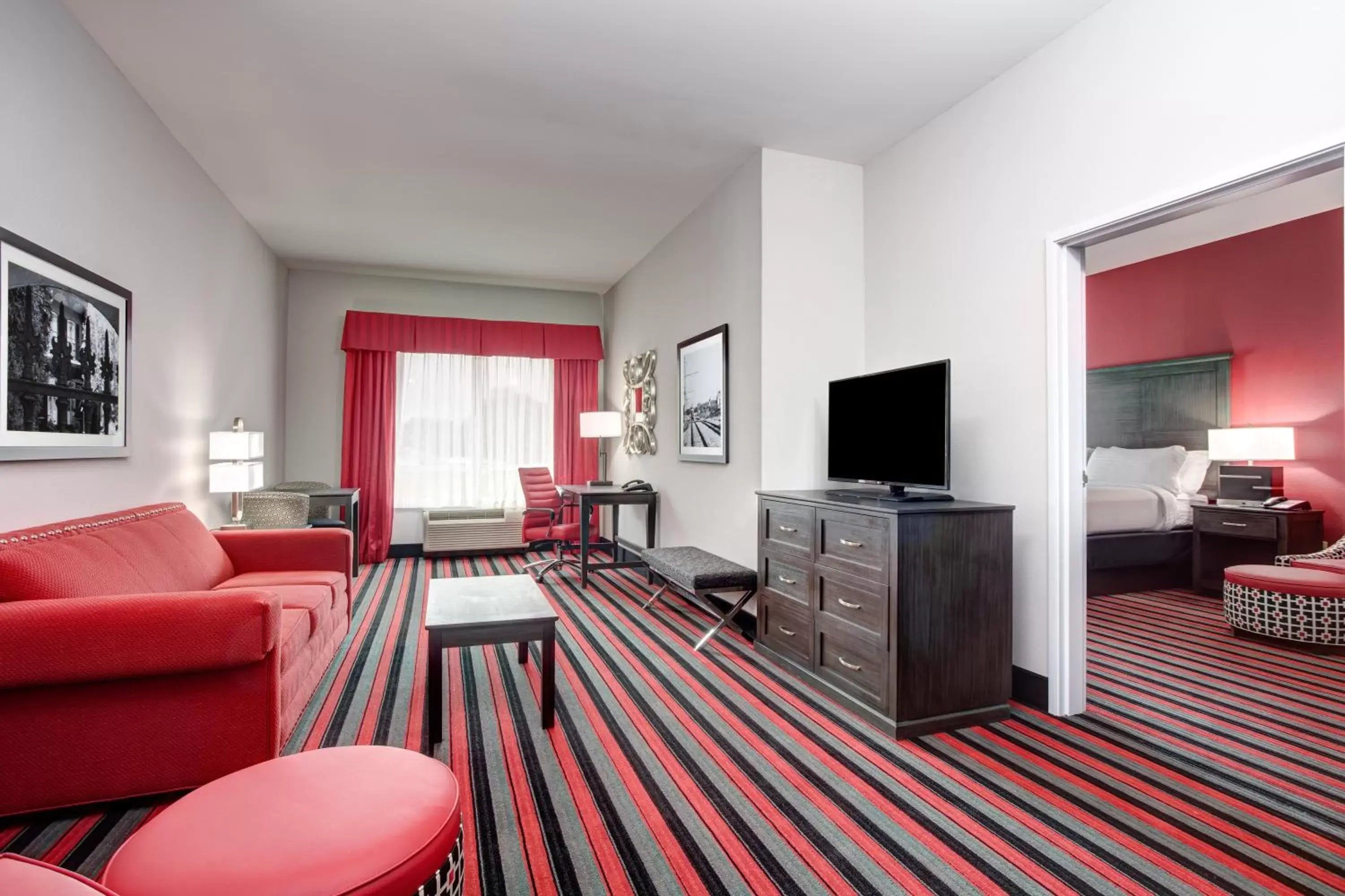 Photo of the whole room, Seating Area in Holiday Inn Lafayette North, an IHG Hotel