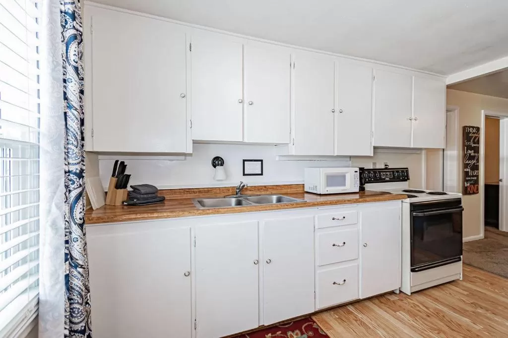 Kitchen or kitchenette, Kitchen/Kitchenette in Suites of Lava Hot Springs