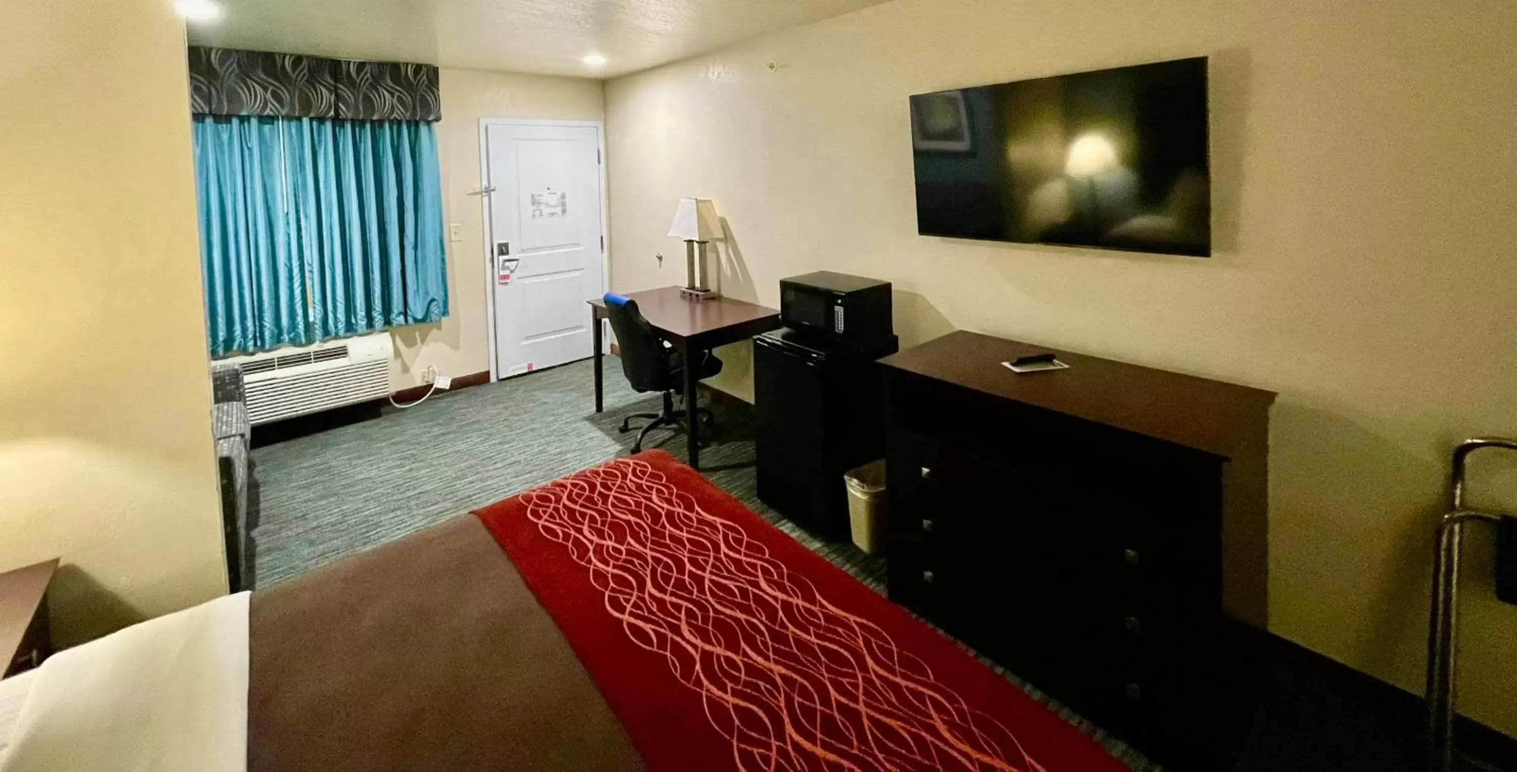 Bed, TV/Entertainment Center in Garden Inn and Suites