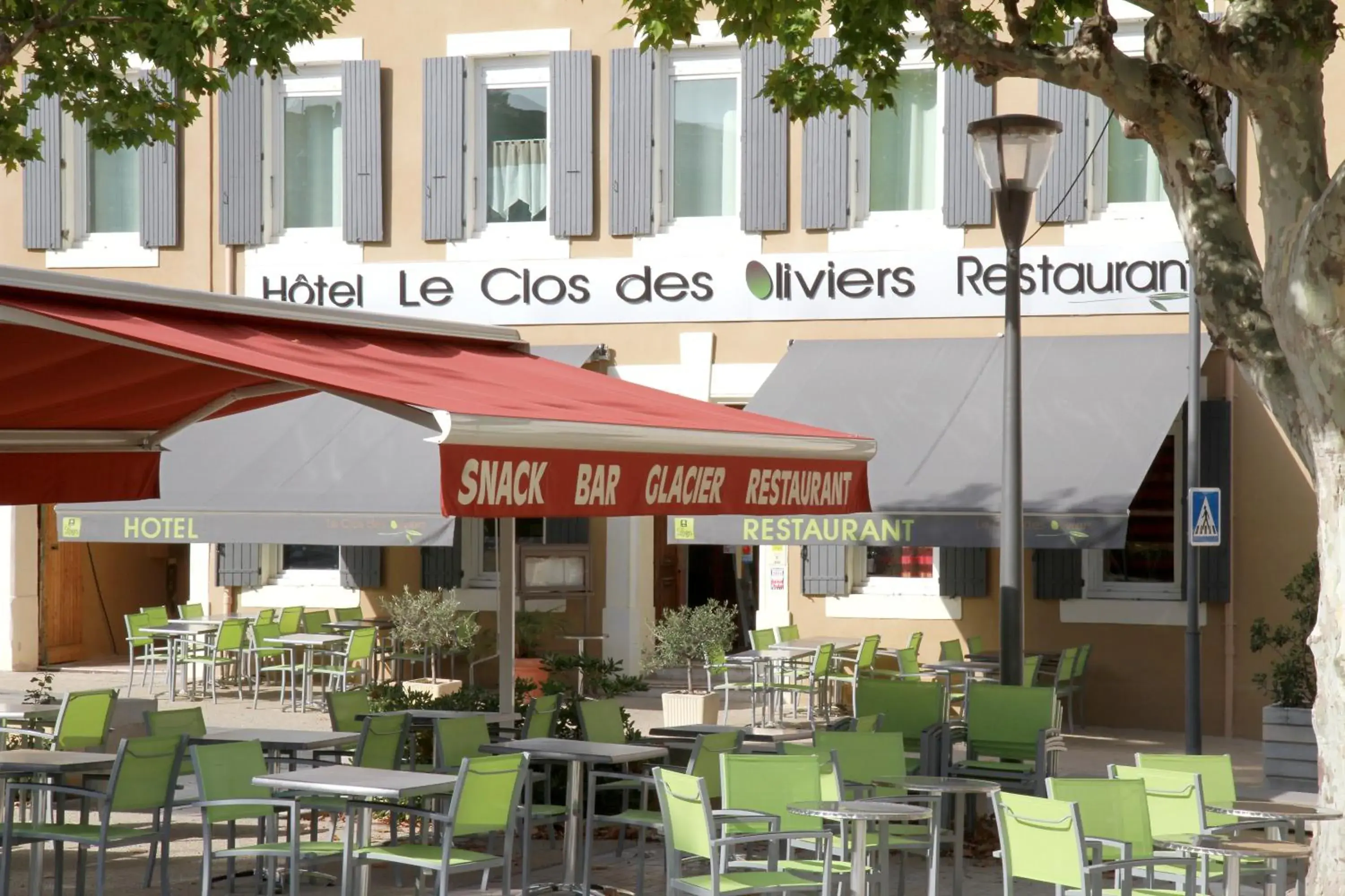 Patio, Restaurant/Places to Eat in Logis Hotel Le Clos Des Oliviers