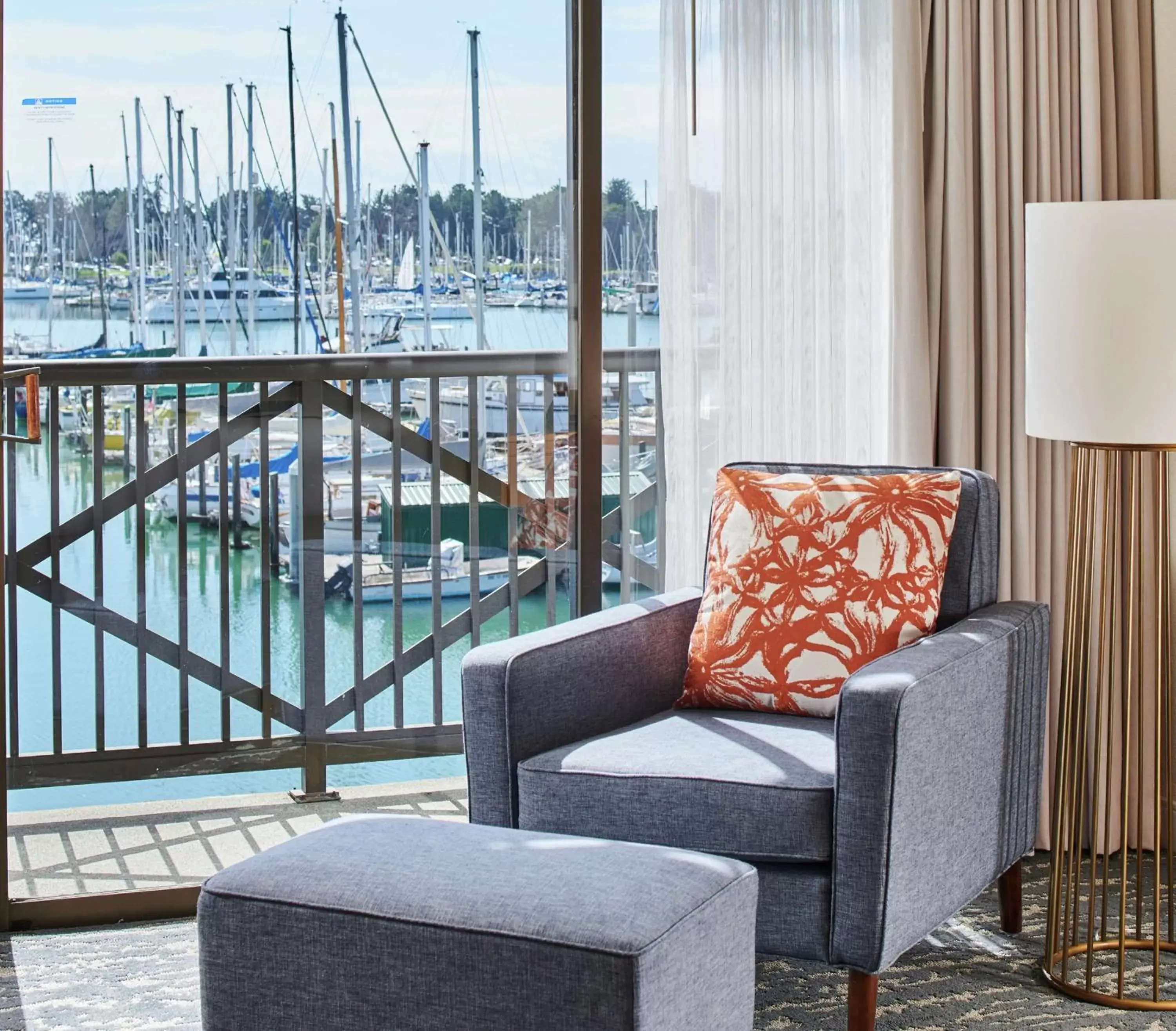 Living room, Seating Area in DoubleTree by Hilton Hotel Berkeley Marina