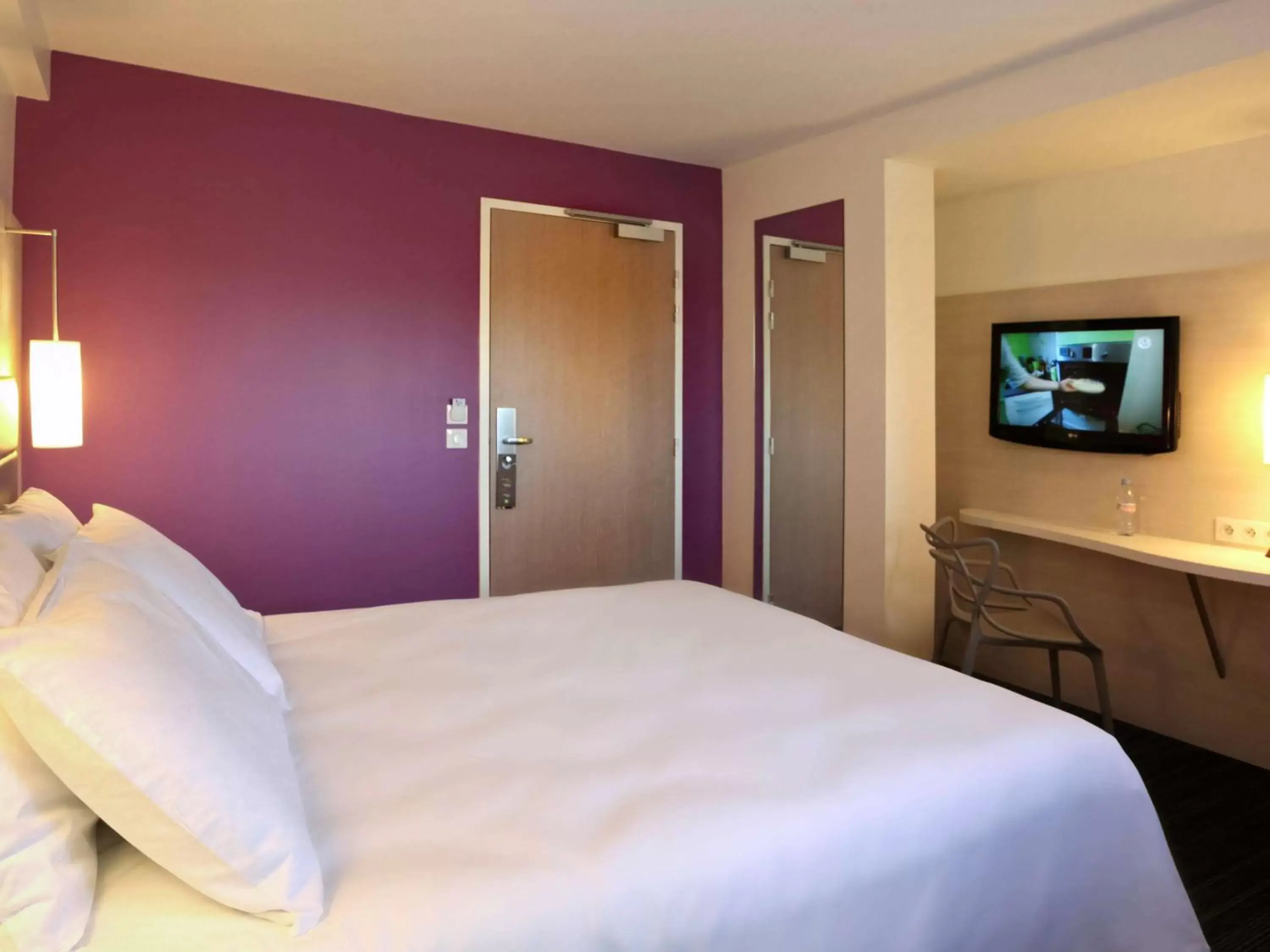 Property building, Bed in ibis Styles Quiberon Centre